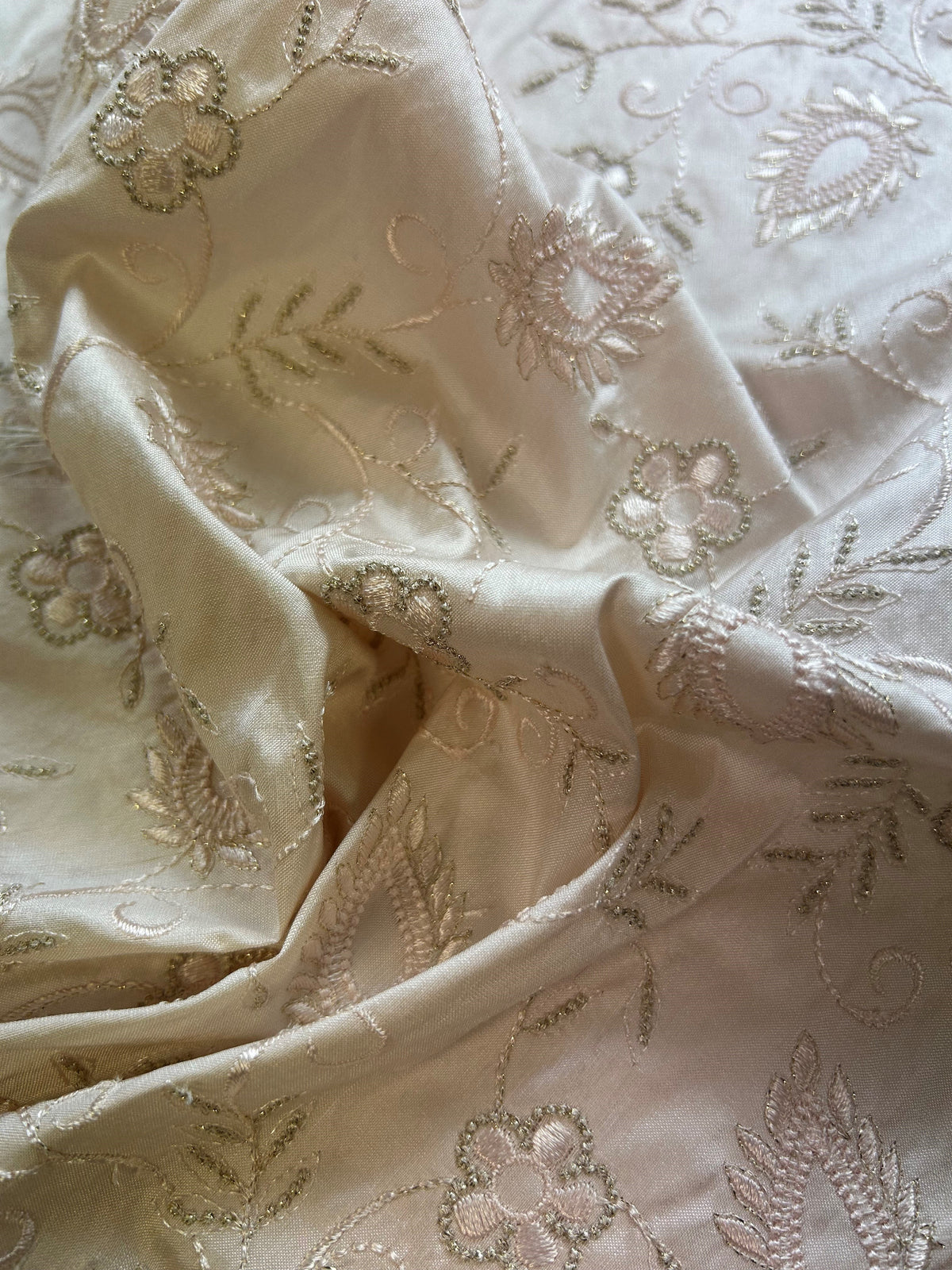 Dupionstoff mit Stickerei in Rosa – Delyth