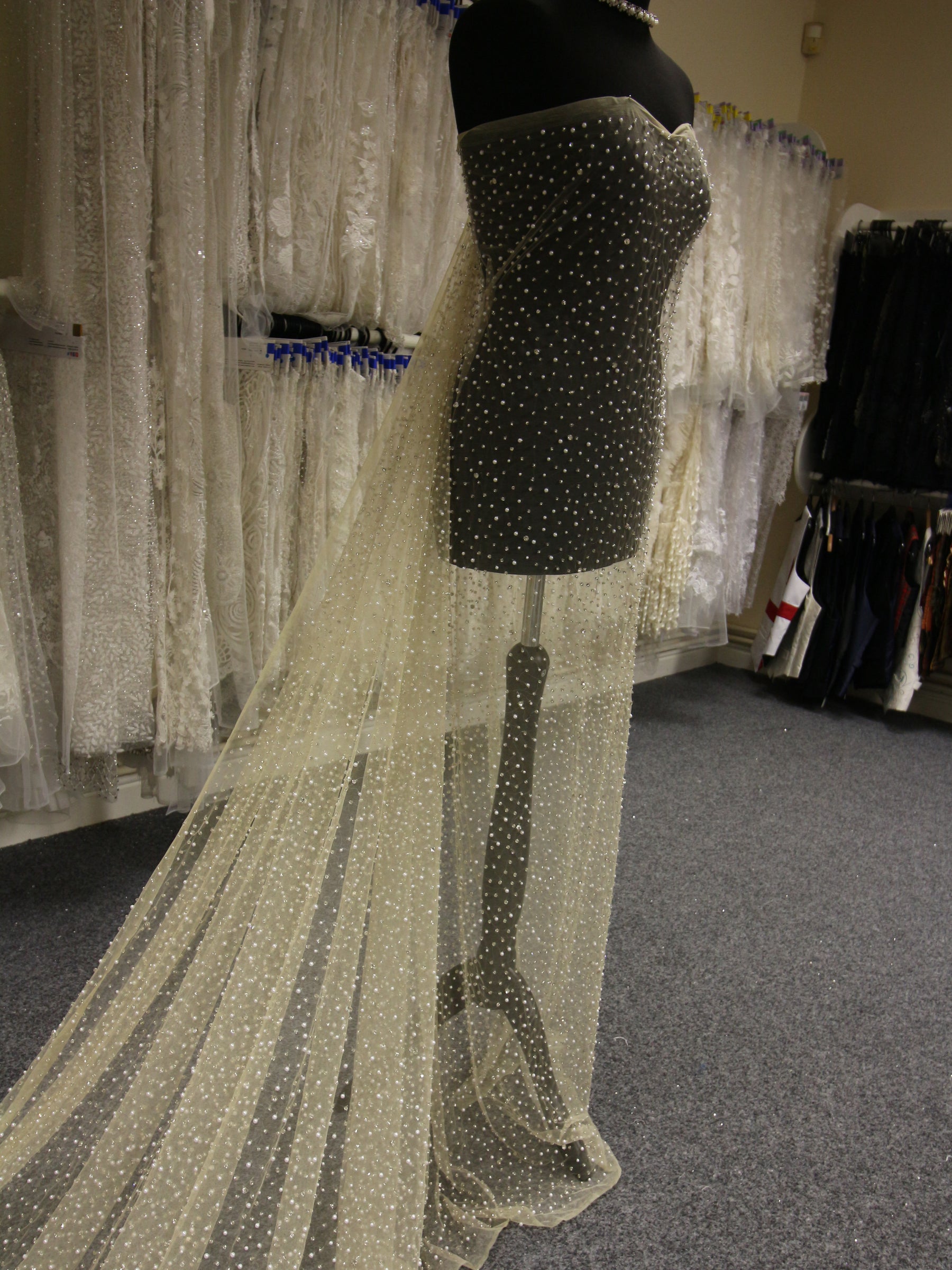 Champagner Diamanté & Perlentüll – Zola