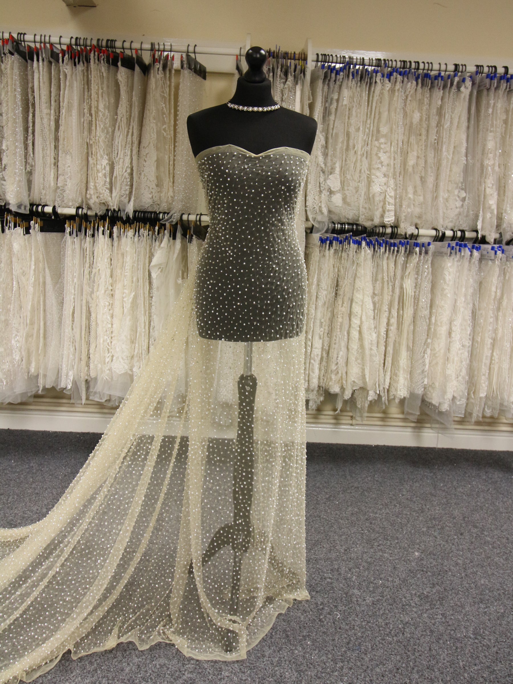 Champagner Diamanté & Perlentüll – Zola