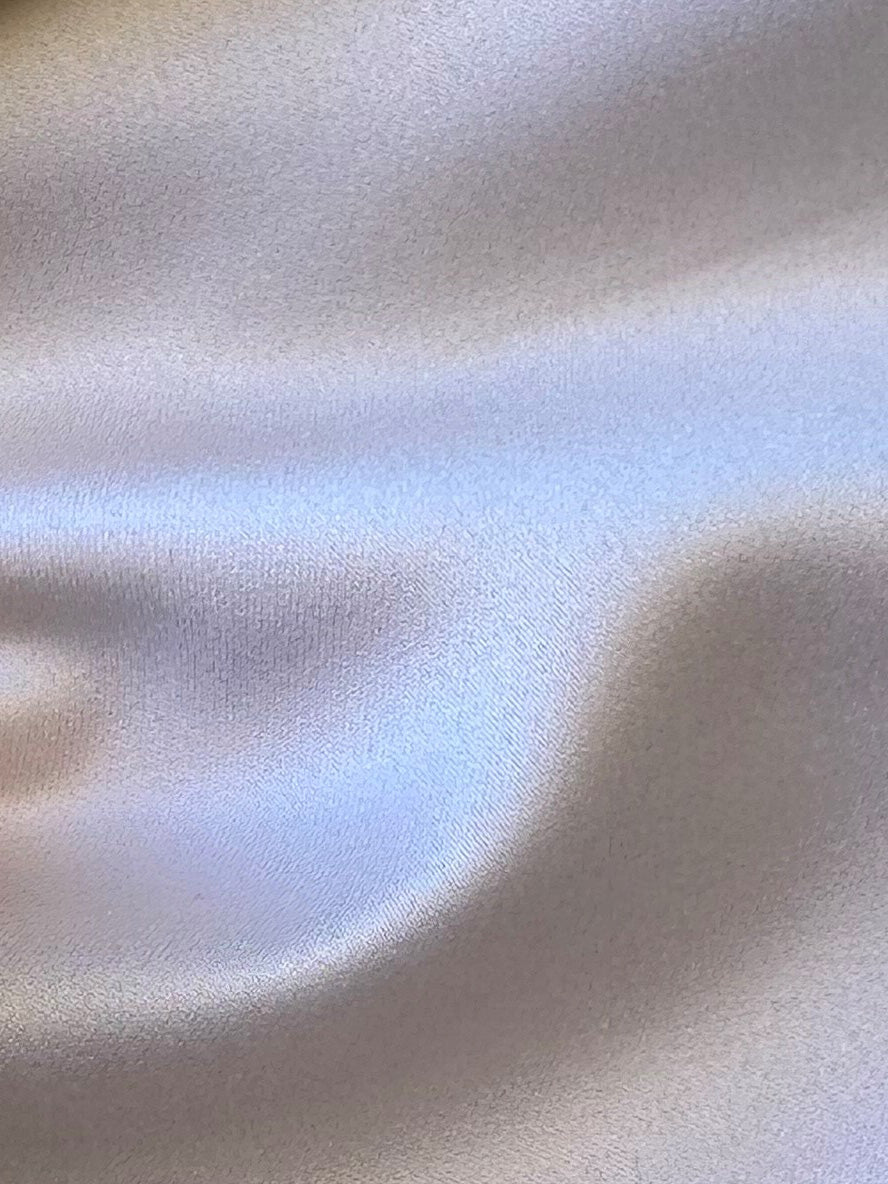 Staubgrauer Polyestersatin – Mystique