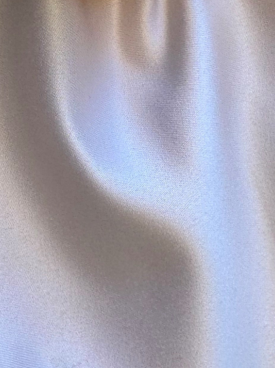 Staubgrauer Polyestersatin – Mystique