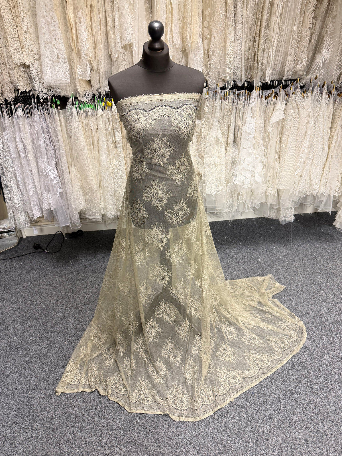 Taupe 100% Seide Italienische Spitze - P272