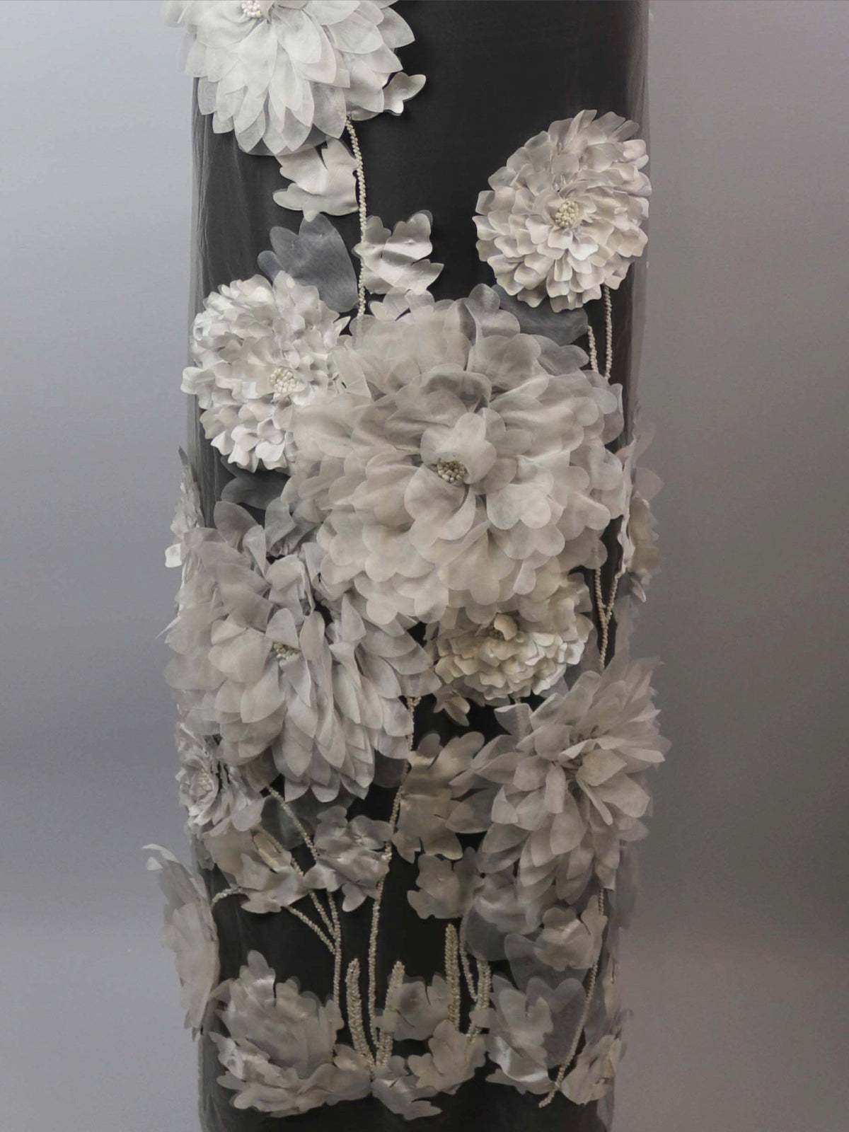 Elfenbeinfarbener, 3D-bestickter Tüll mit Perlen - EB1109