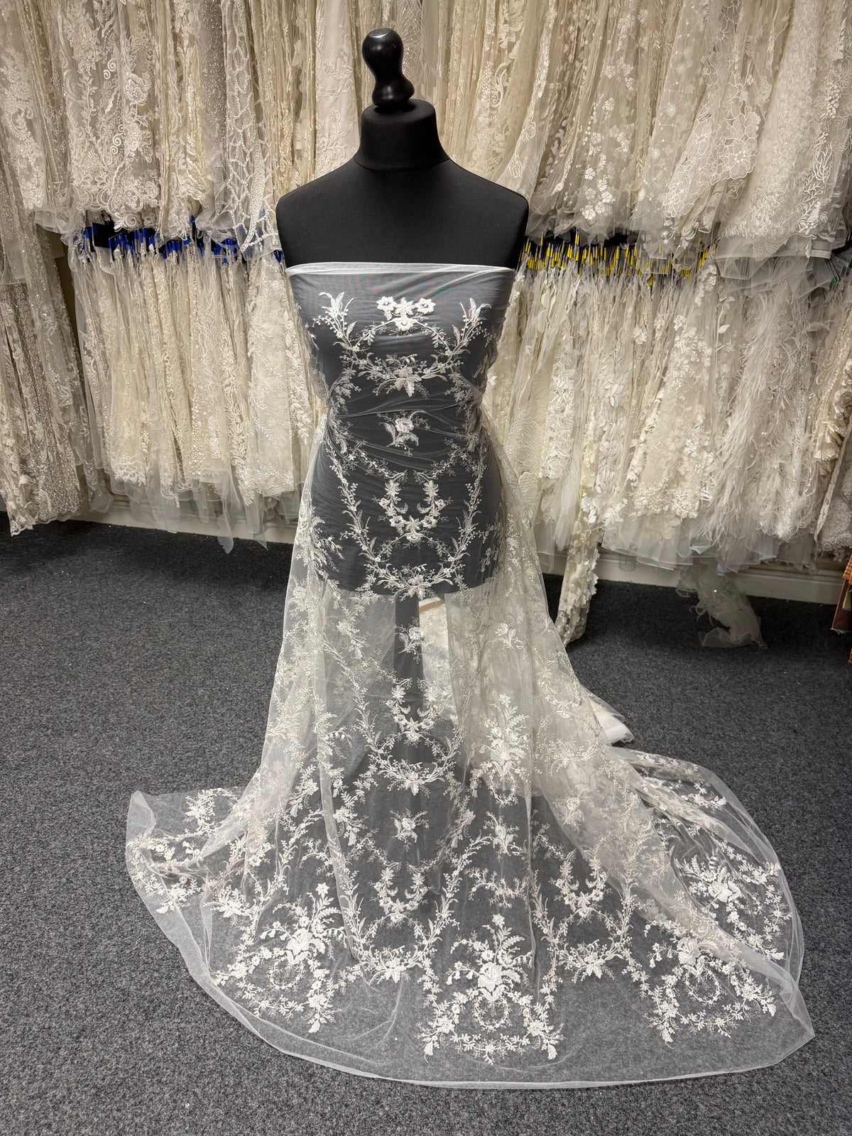 Elfenbeinfarbene Stickspitze auf elfenbeinfarbenem Grund - EB3027