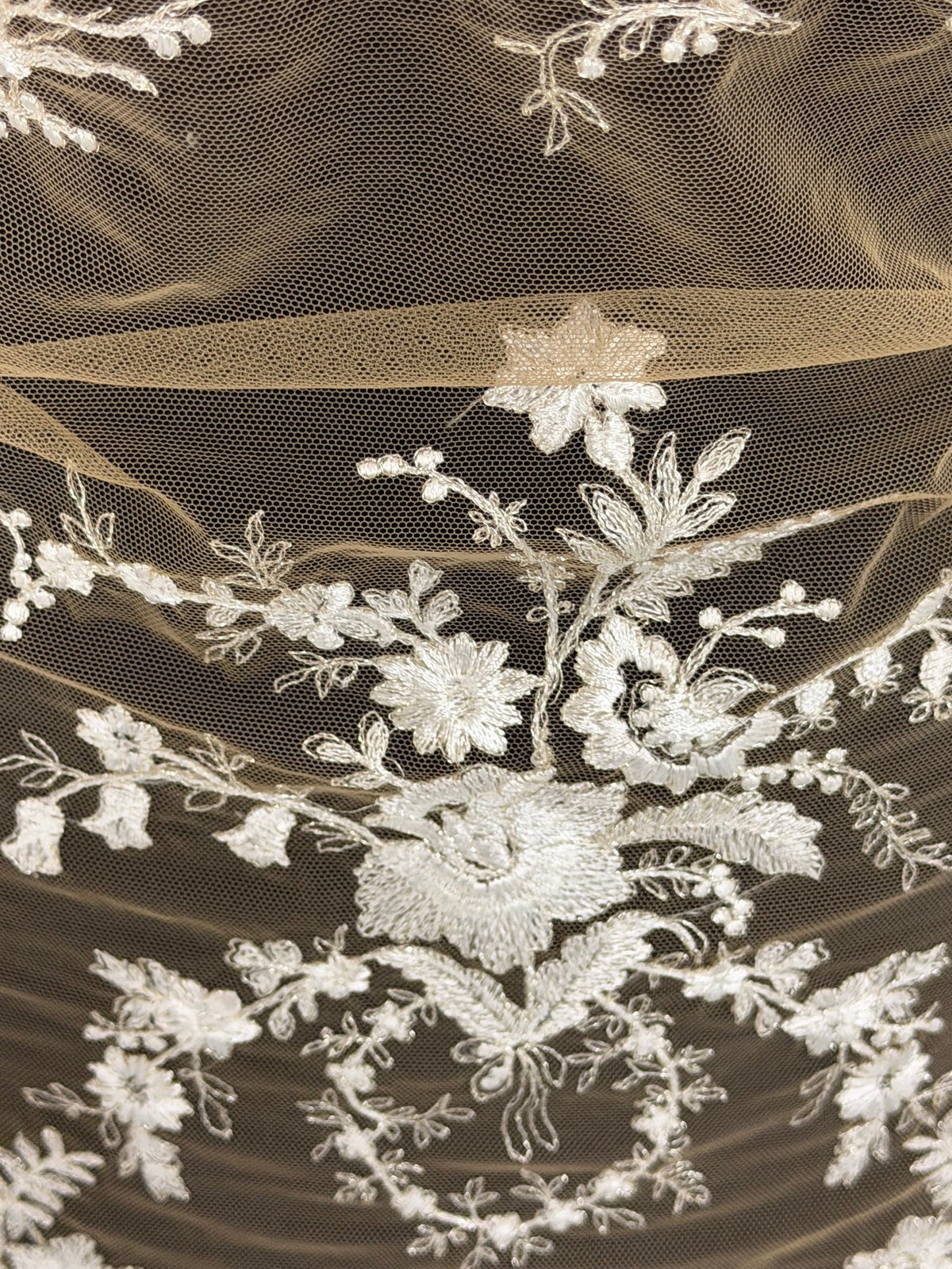 Elfenbeinfarbene Stickereispitze auf hautfarbenem Grund - EB3027