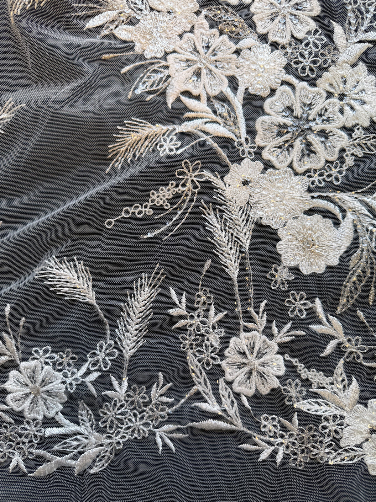 Elfenbeinfarbene Paillettenstickerei-Spitze - EB3036