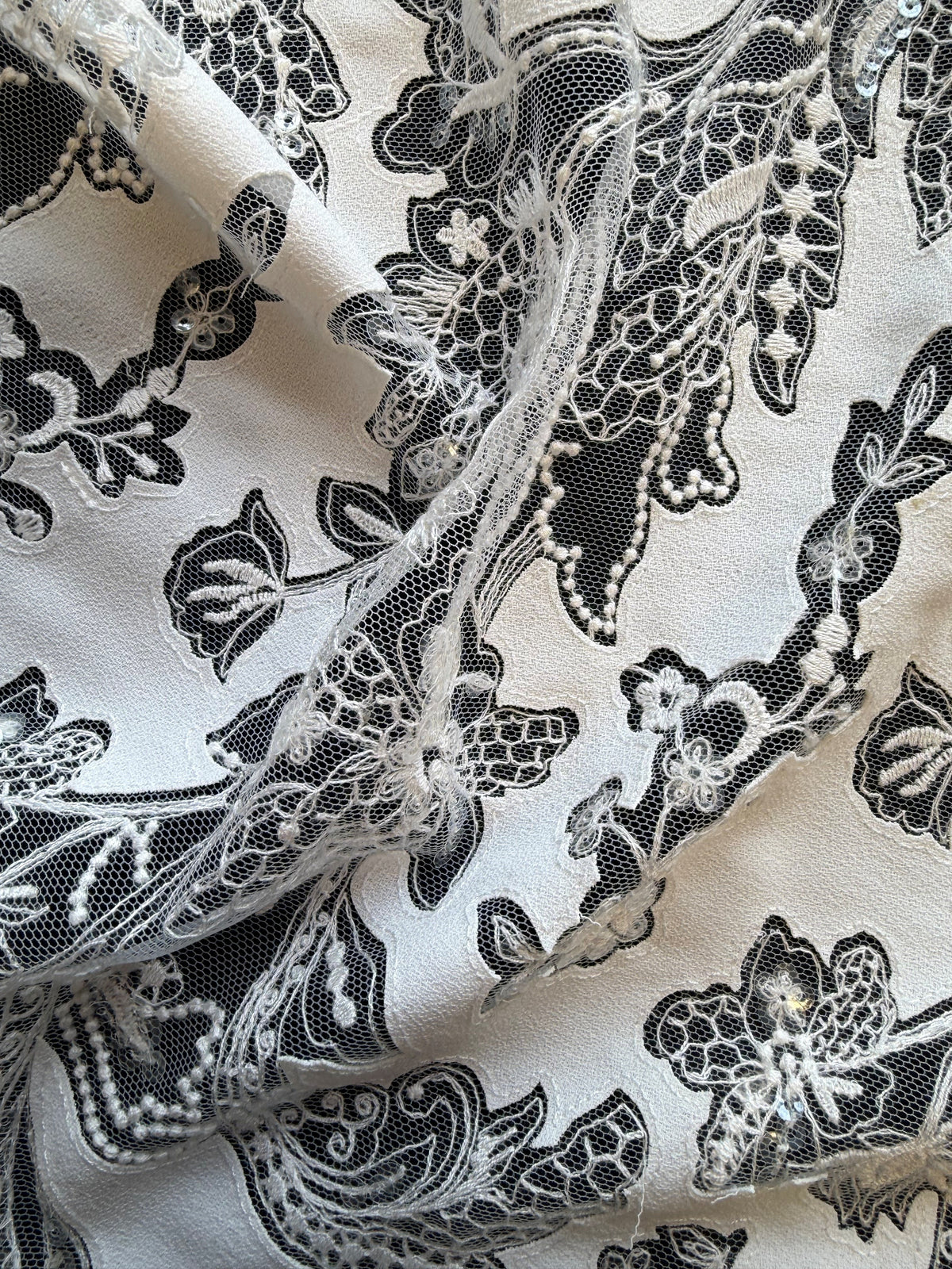 Elfenbeinfarbener Stoff mit verzierter Stickereispitze - EB3039