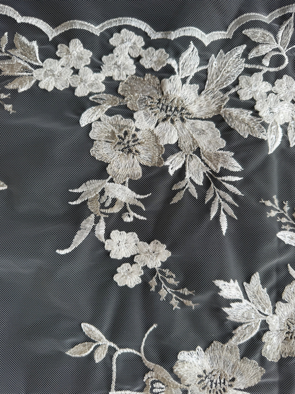 Elfenbeinfarbene Paillettenstickerei-Spitze - EB3044