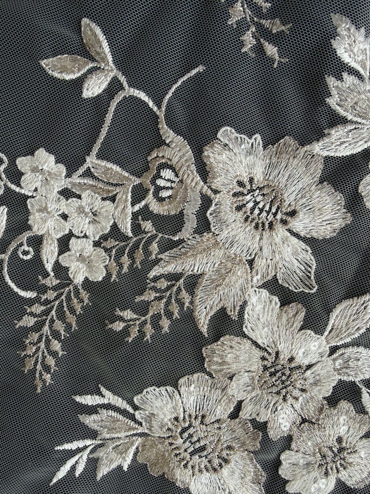 Elfenbeinfarbene Paillettenstickerei-Spitze - EB3044