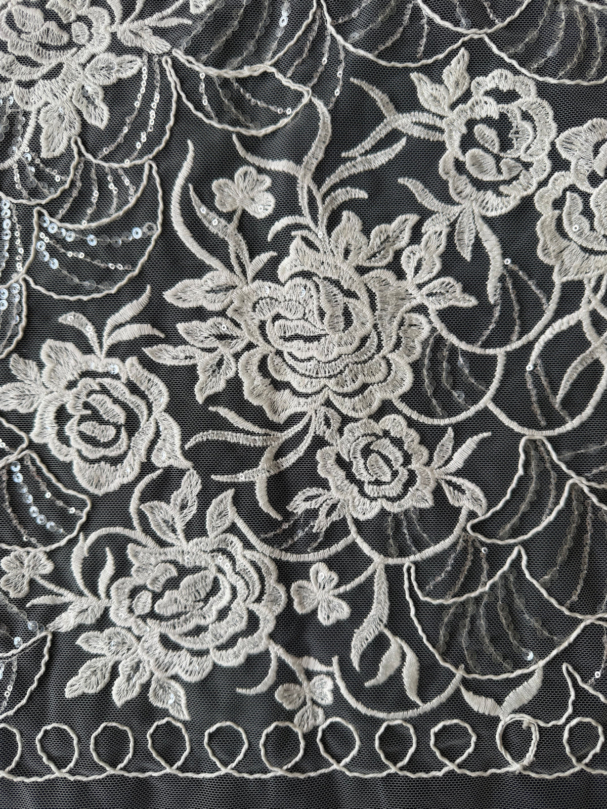 Elfenbeinfarbene Pailletten-Raschelspitze – EB3047