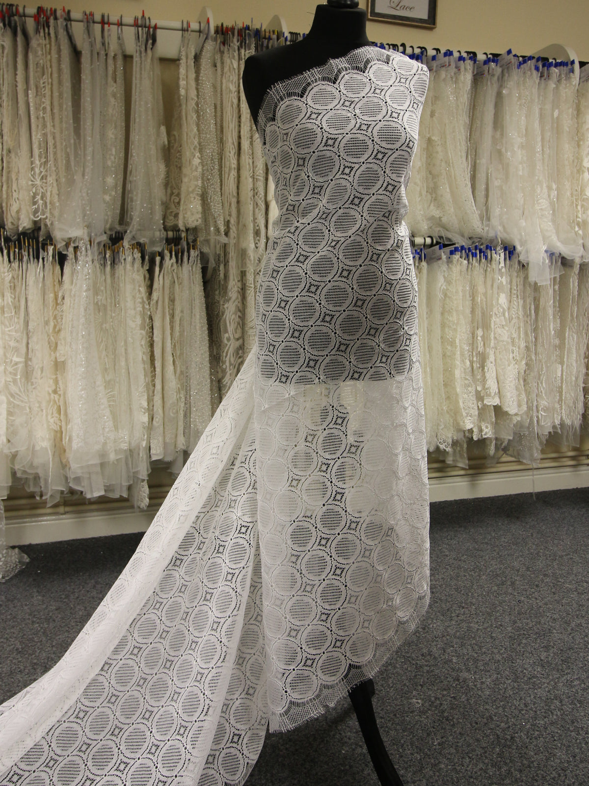 Weiße schnurgebundene Chantilly-Spitze – Lucette