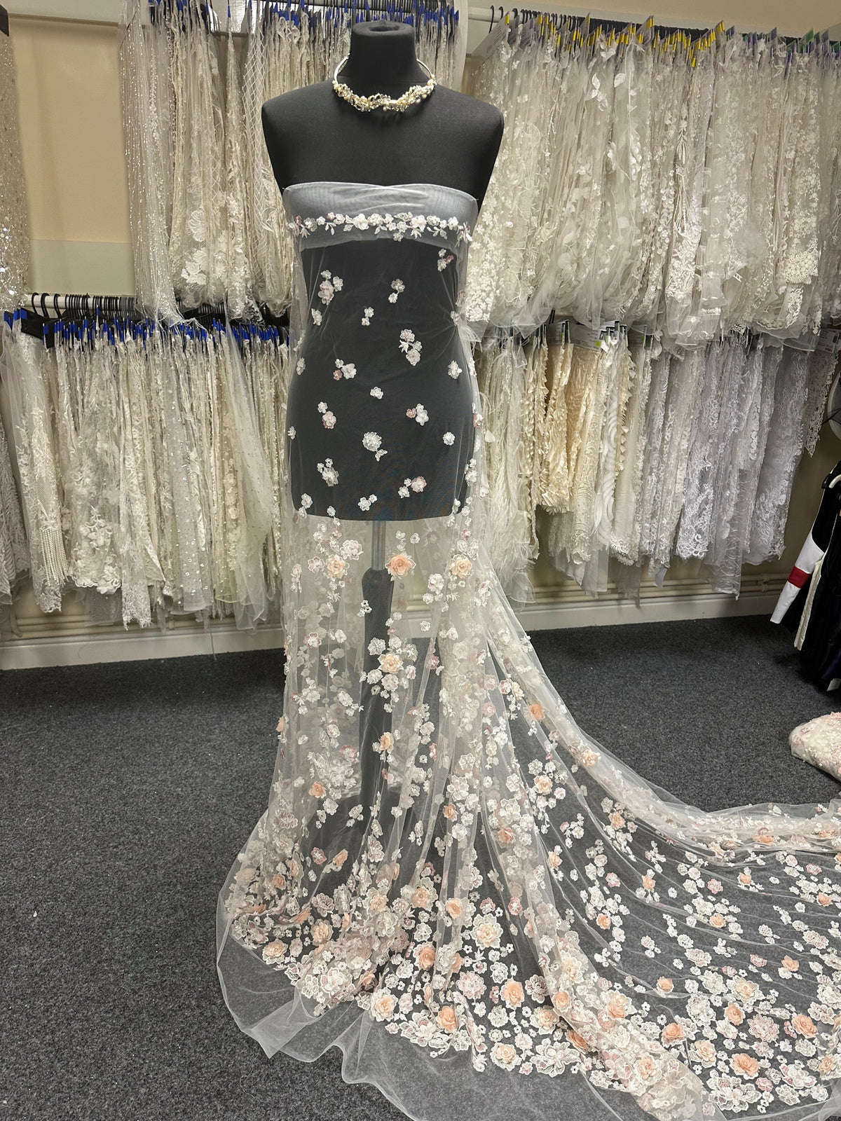 Elfenbein- und errötende Perlenspitze – Eugenie