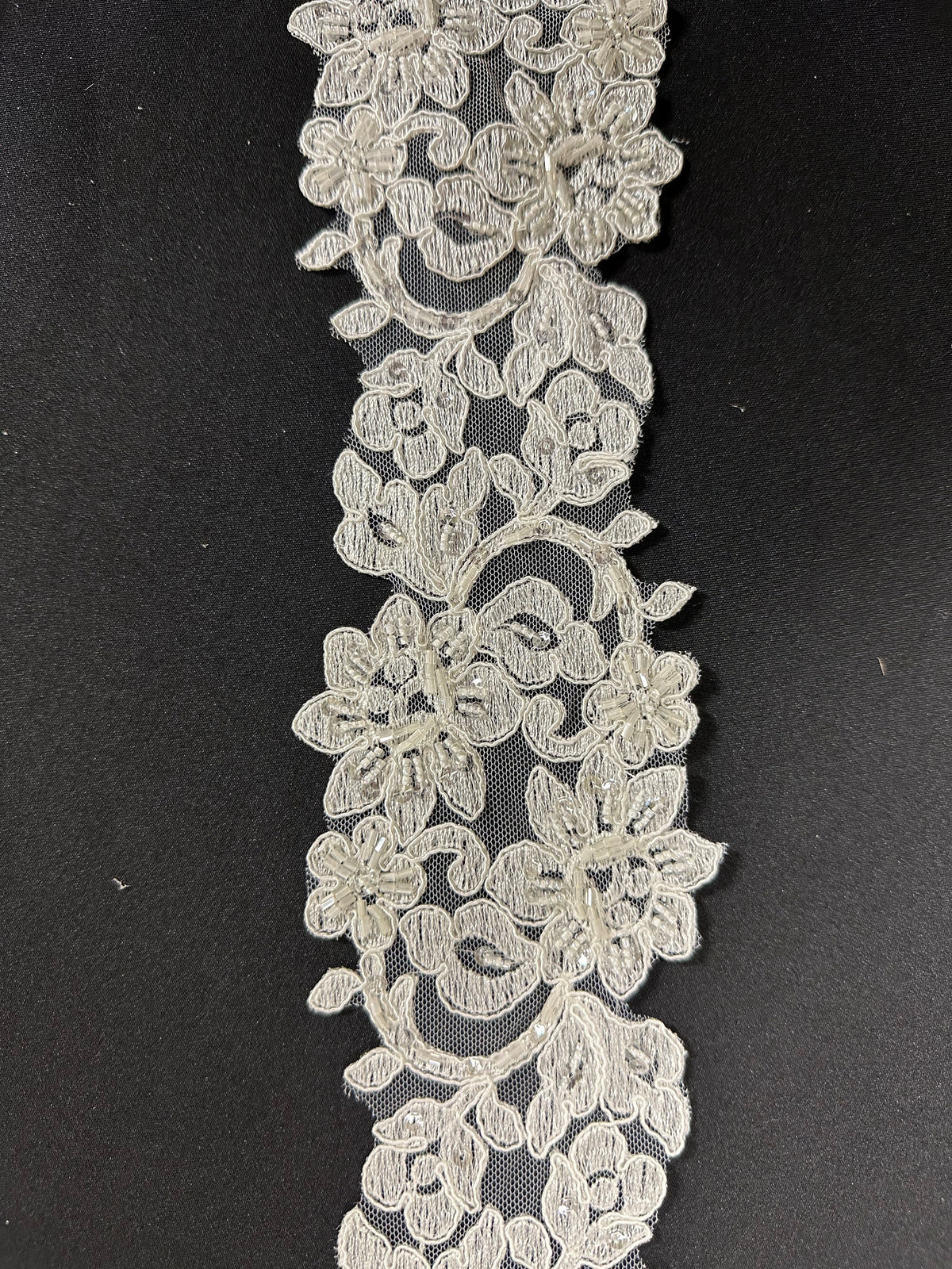 Elfenbeinfarbene, kordel- und perlenbesetzte Spitzenborte - Fidelity