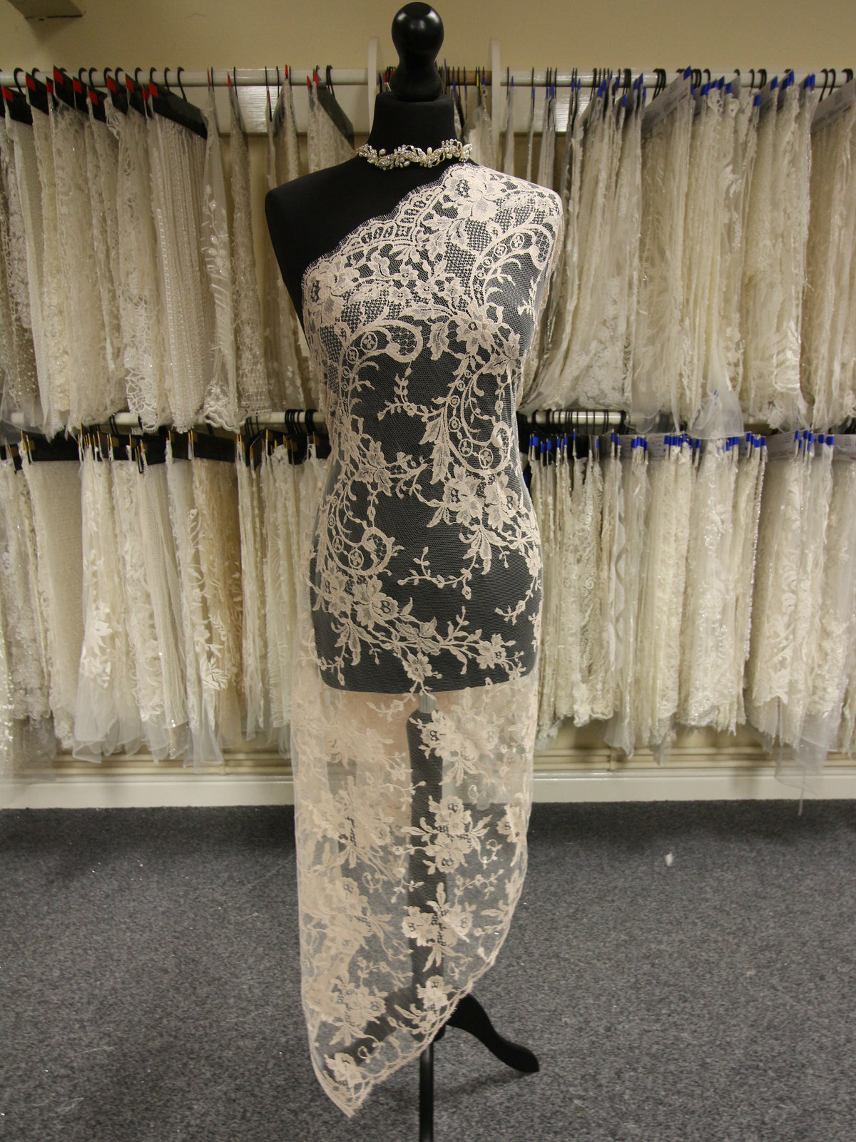 Zartrosa Chantilly-Spitze - Kate