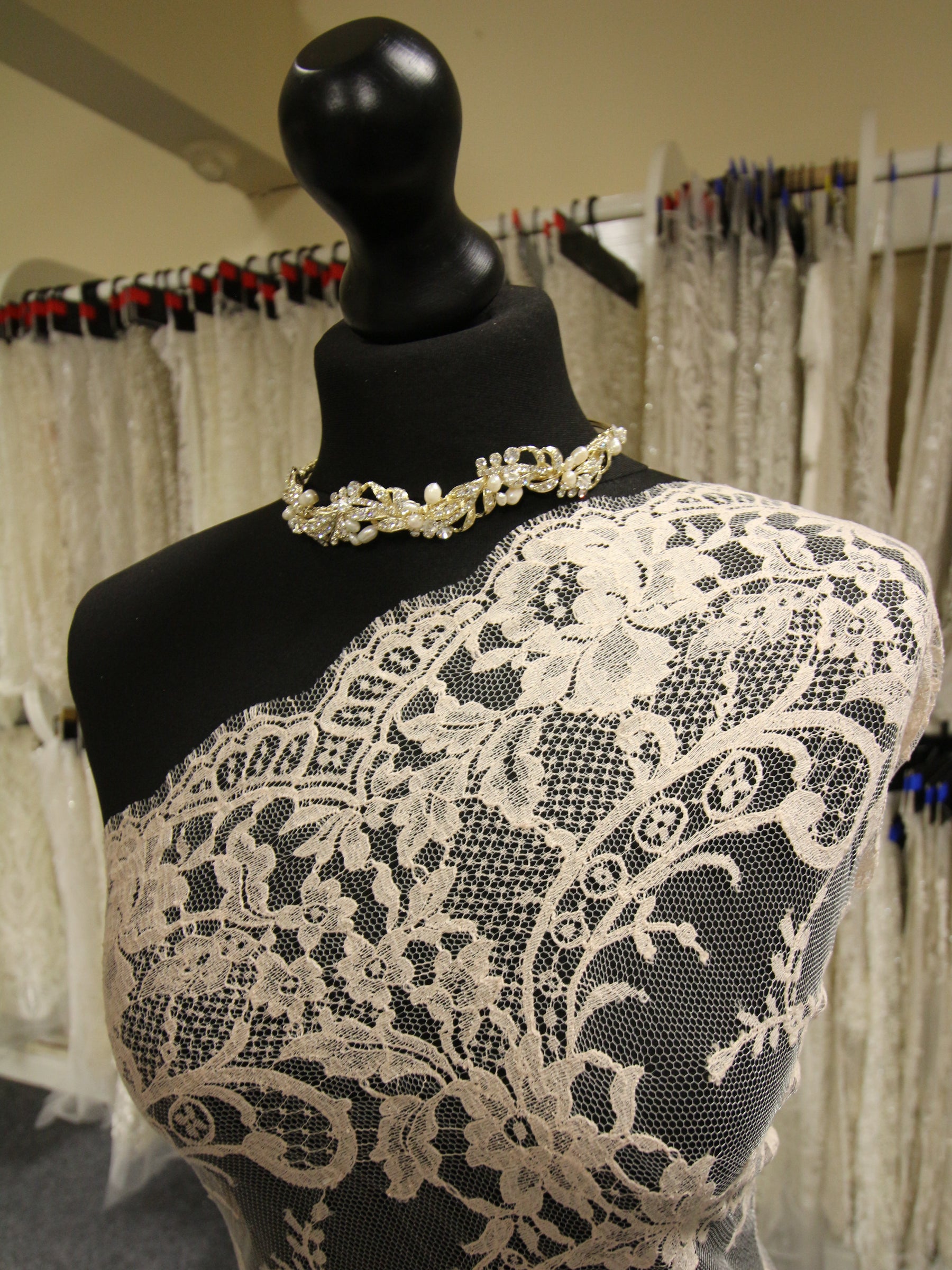 Zartrosa Chantilly-Spitze - Kate