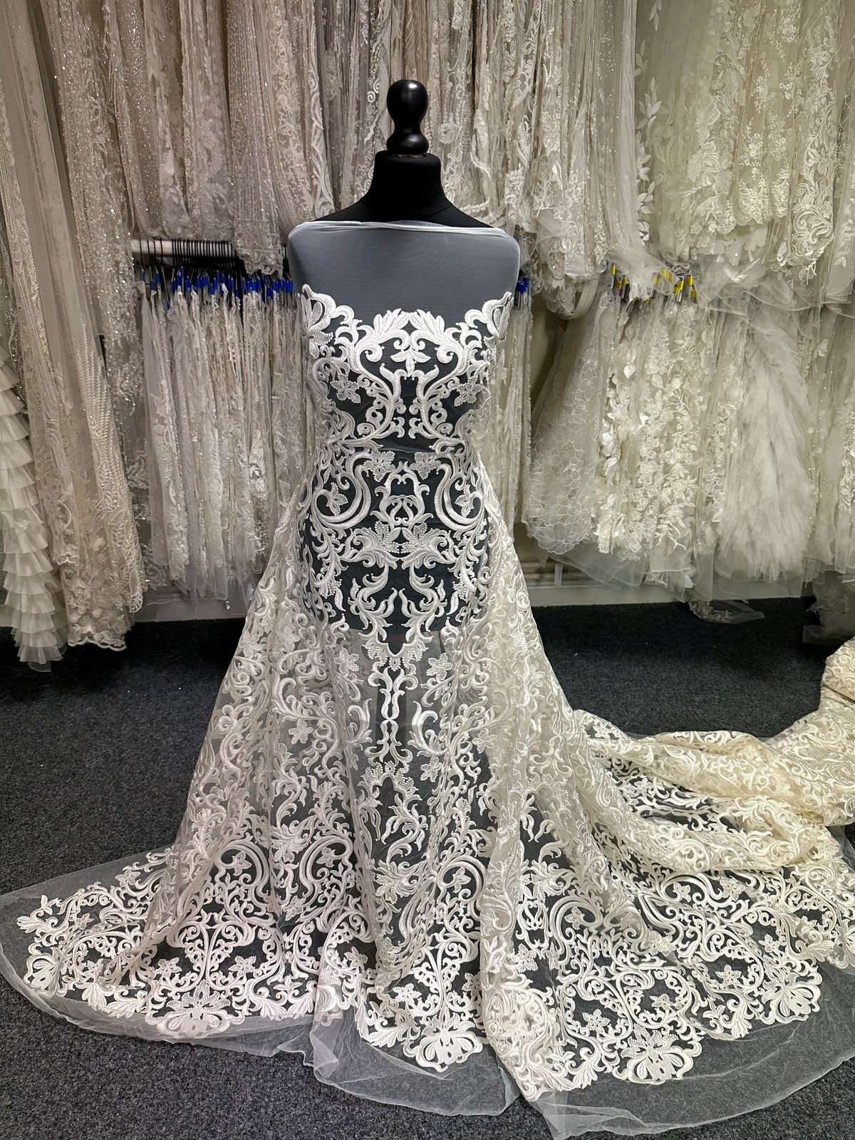 Elfenbeinfarbene bestickte Spitze - Forno