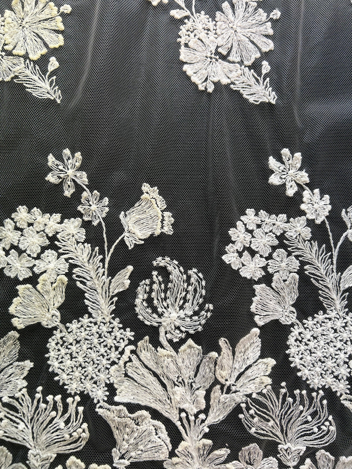 Elfenbeinfarbene bestickte Spitze – Frankie