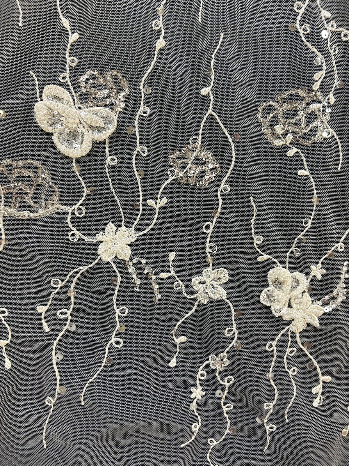 Elfenbeinfarbene, mit Perlen bestickte Spitze – Genka