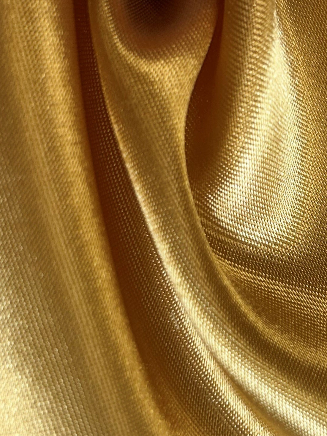 Goldfarbener Polyestersatin – Ascot