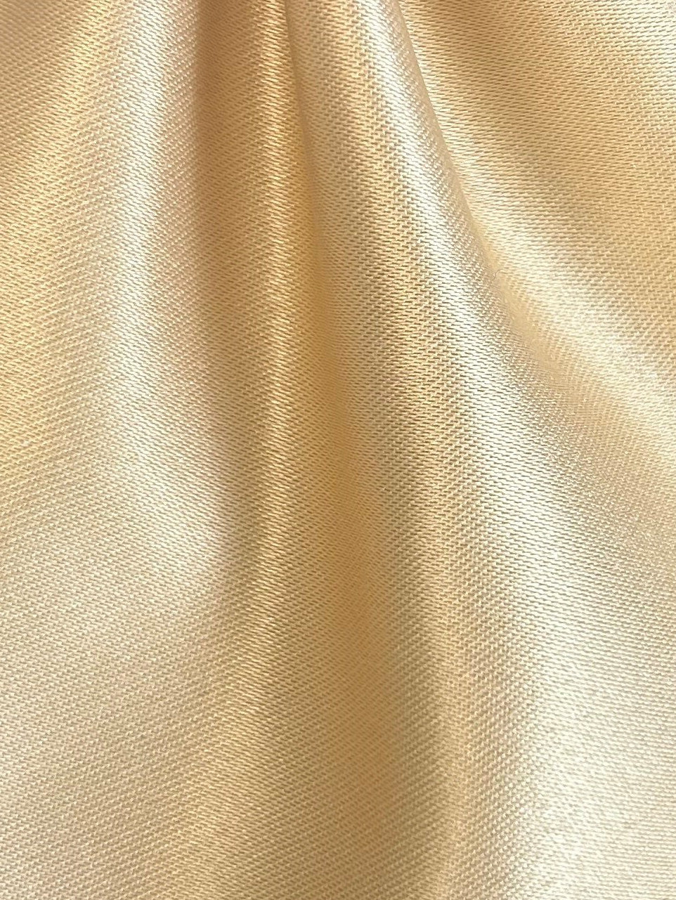 Goldfarbener Polyestersatin – majestätisch