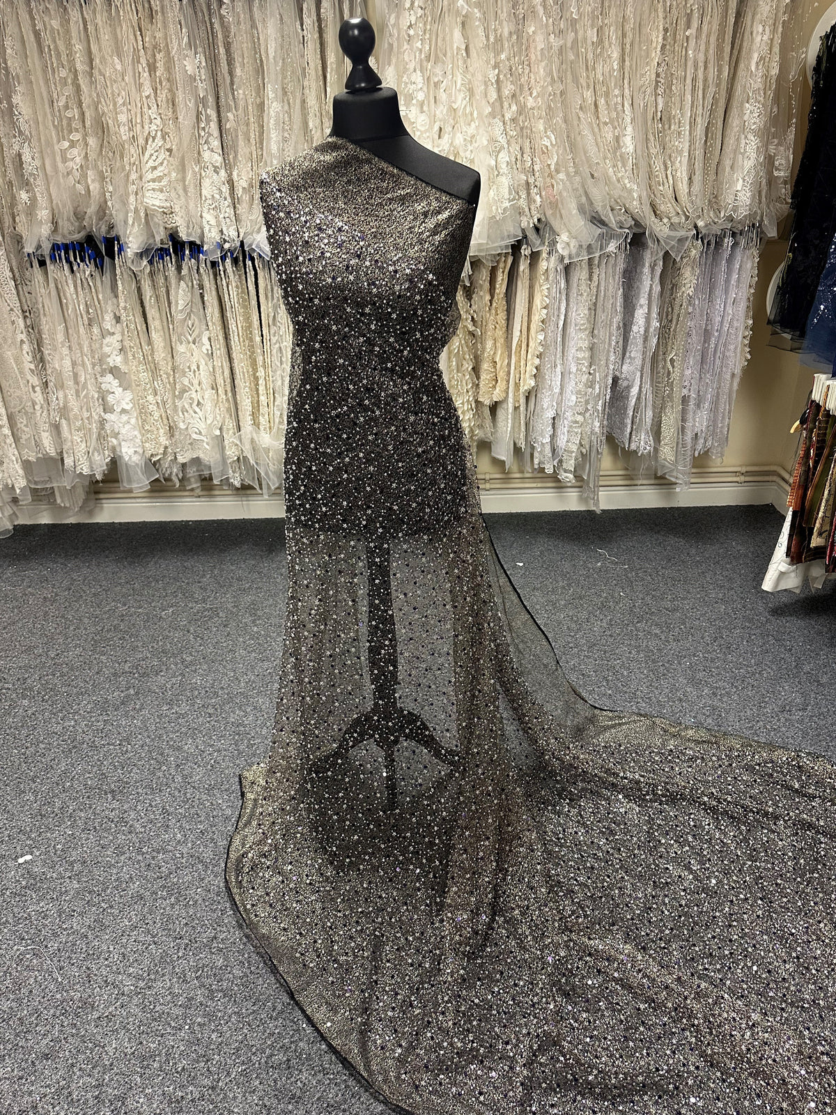 Lila und goldene Perlenspitze – Ayla