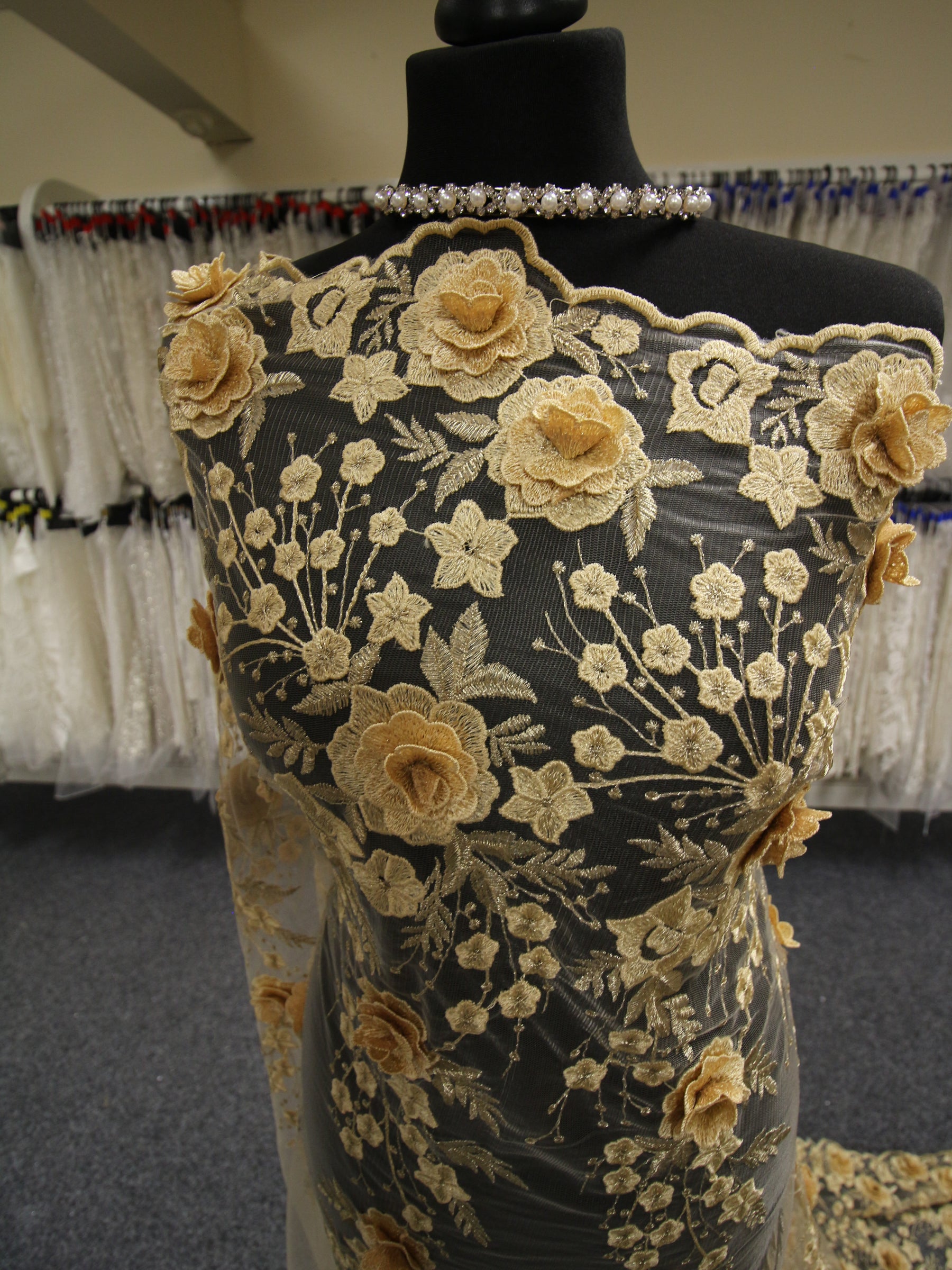 Goldbestickte Spitze - Goldie