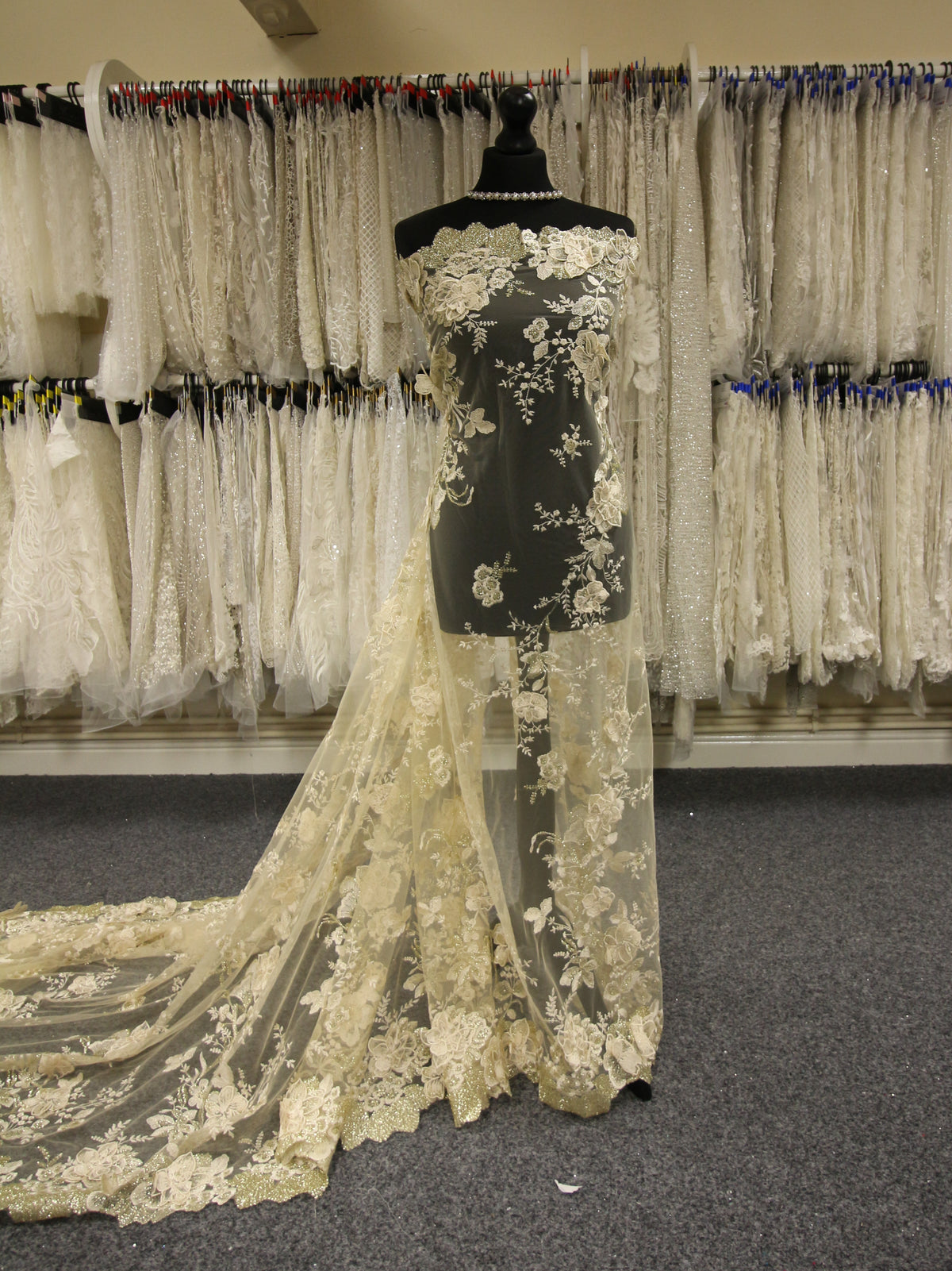 Goldstickereispitze – Aubrelia