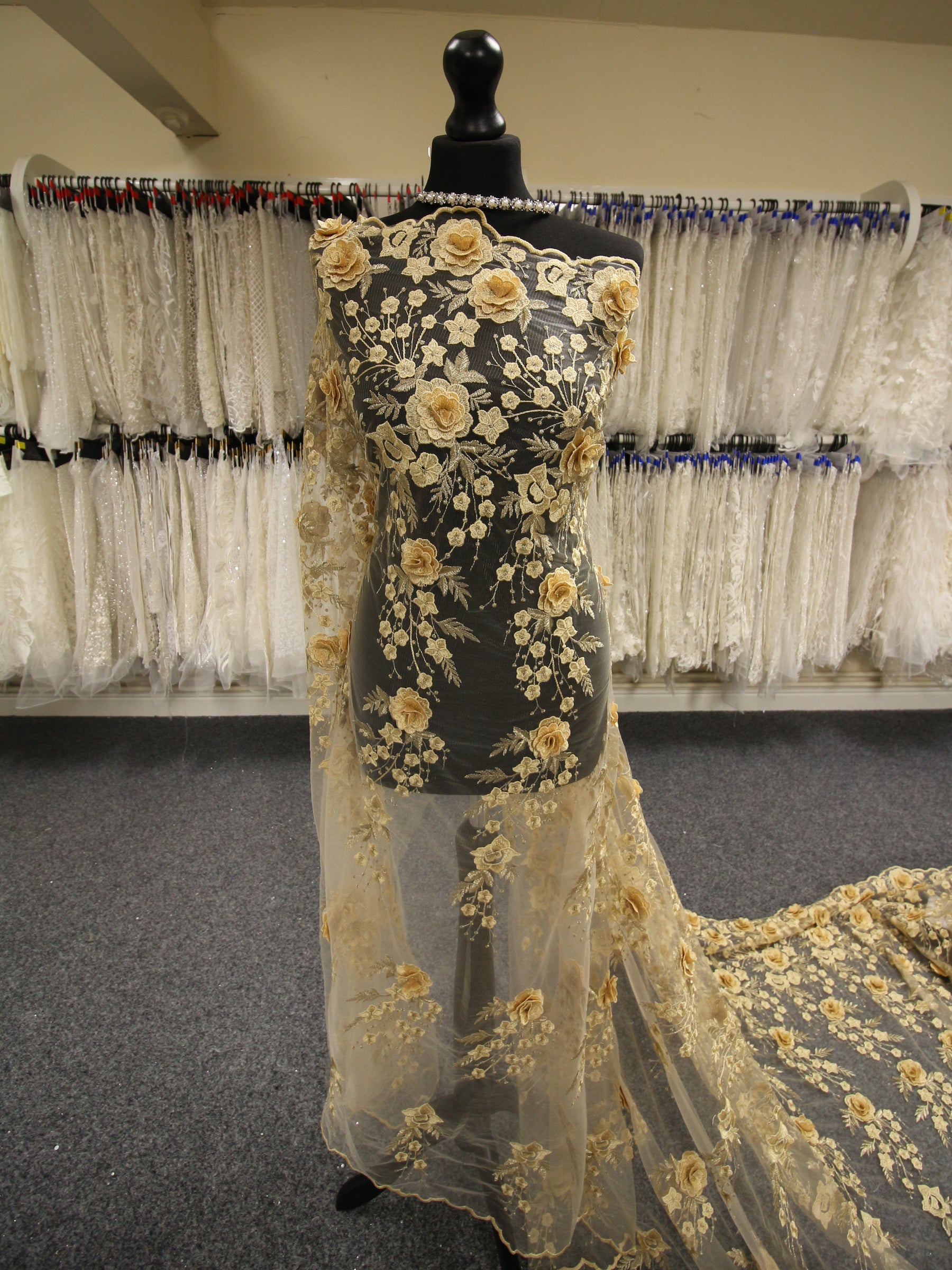 Goldbestickte Spitze - Goldie