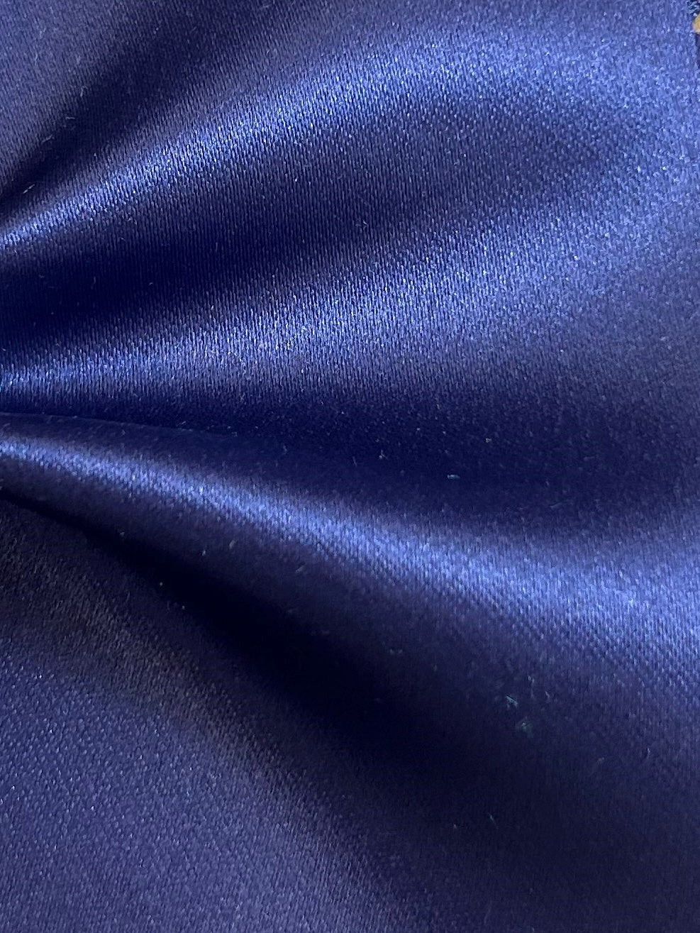 Traubenfarbener Polyester-Duchesse-Satin – Scenery