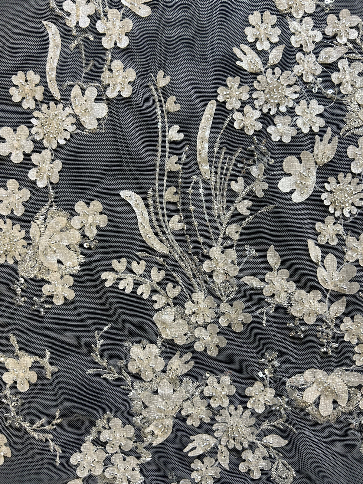 Elfenbeinfarbene Perlenspitze – Haldis