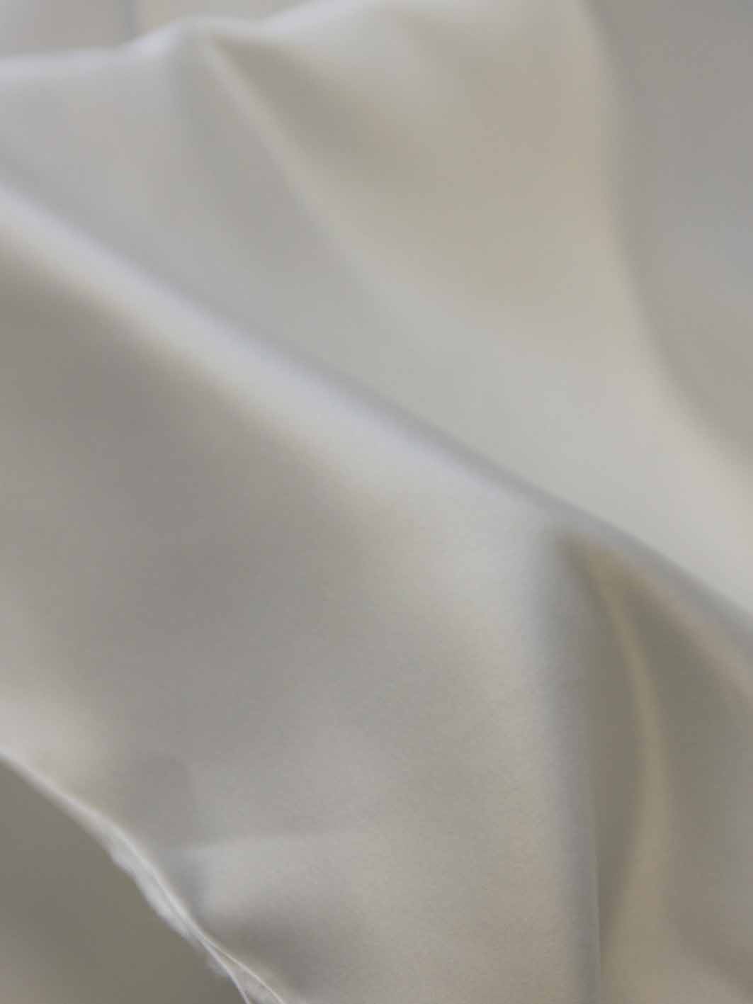 Schwerer Crêpe-Satin aus weißer Seide – Erhaben