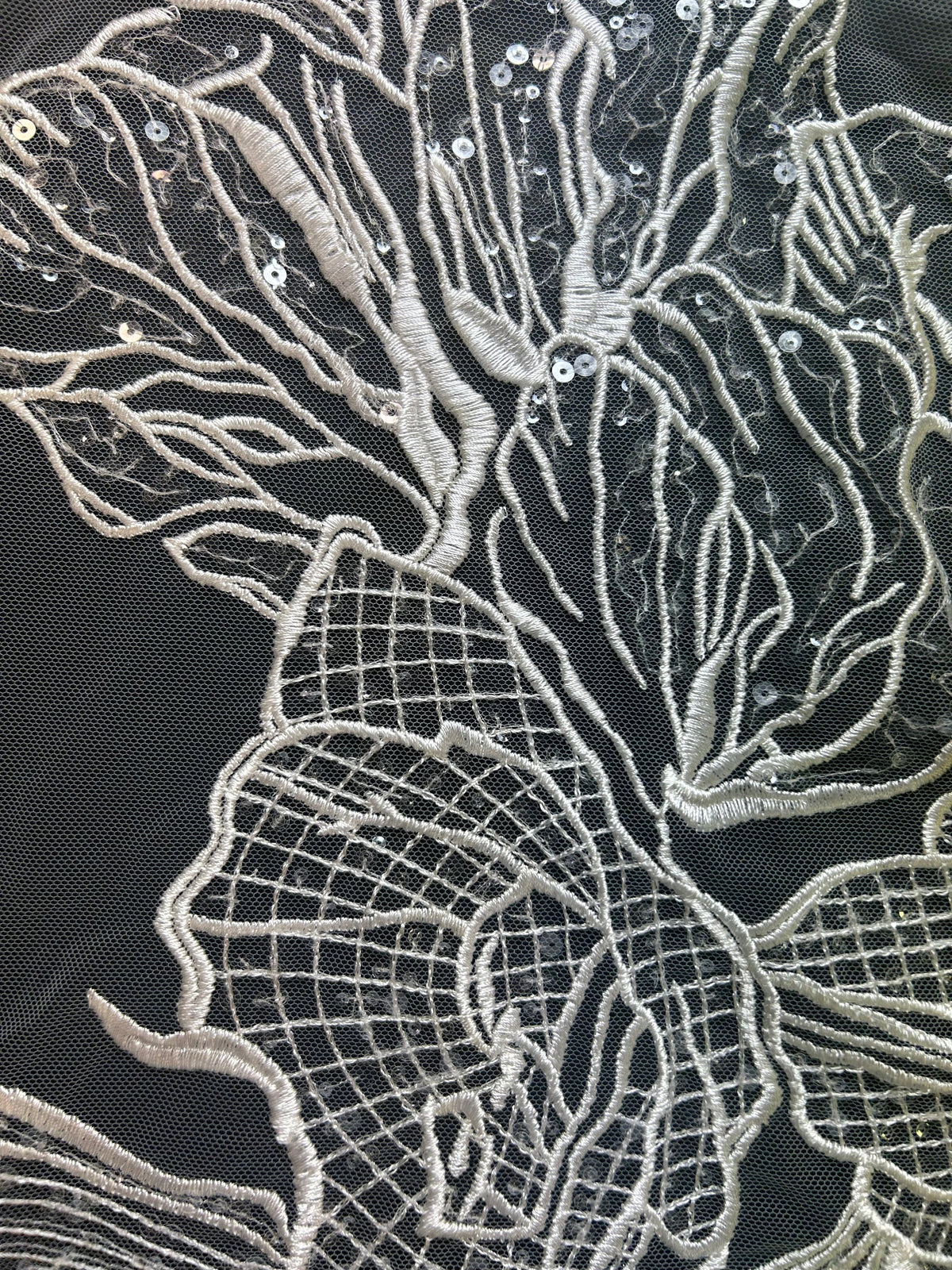 Elfenbeinfarbene bestickte Paillettenspitze – Hiranna