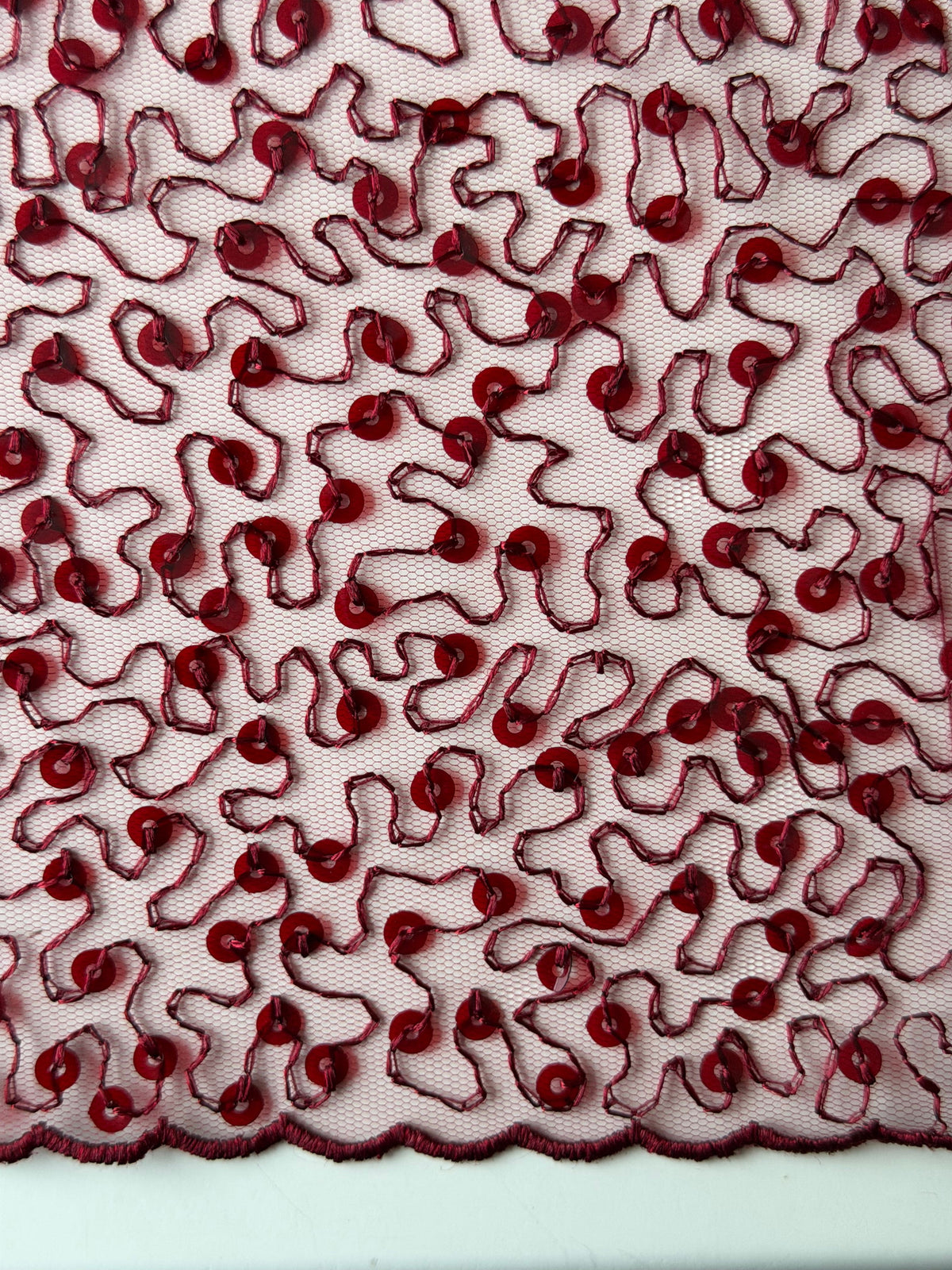 Weinroter Pailletten-Tüll mit Stickerei – EB3001