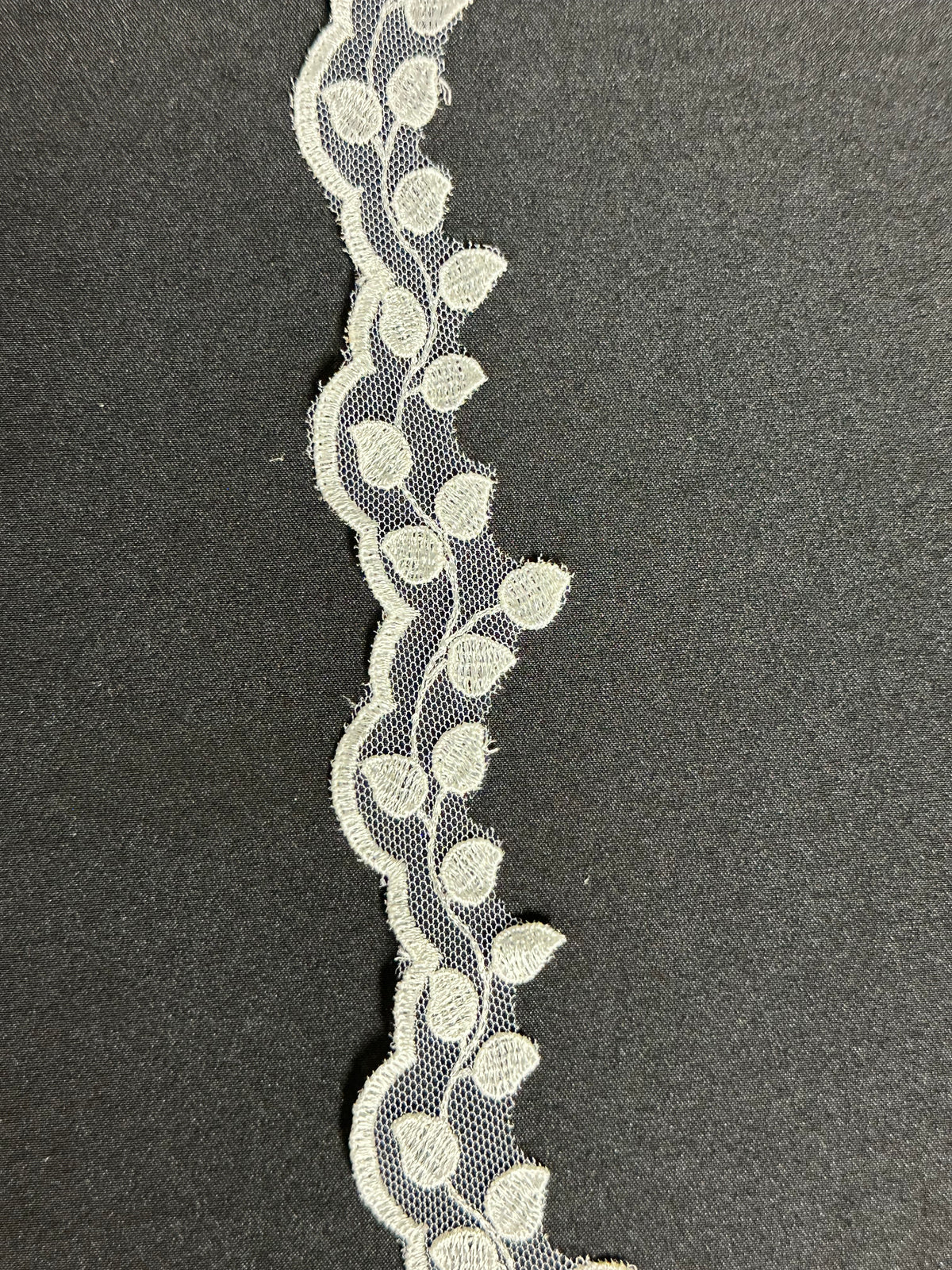 Elfenbeinfarbene, bestickte Blumenspitze - T880