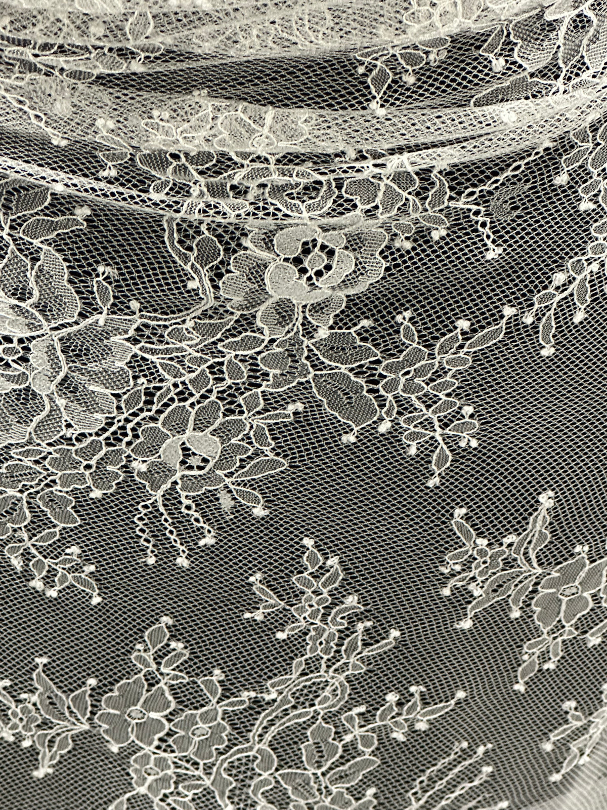 Elfenbeinfarbene Raschelspitze - P223