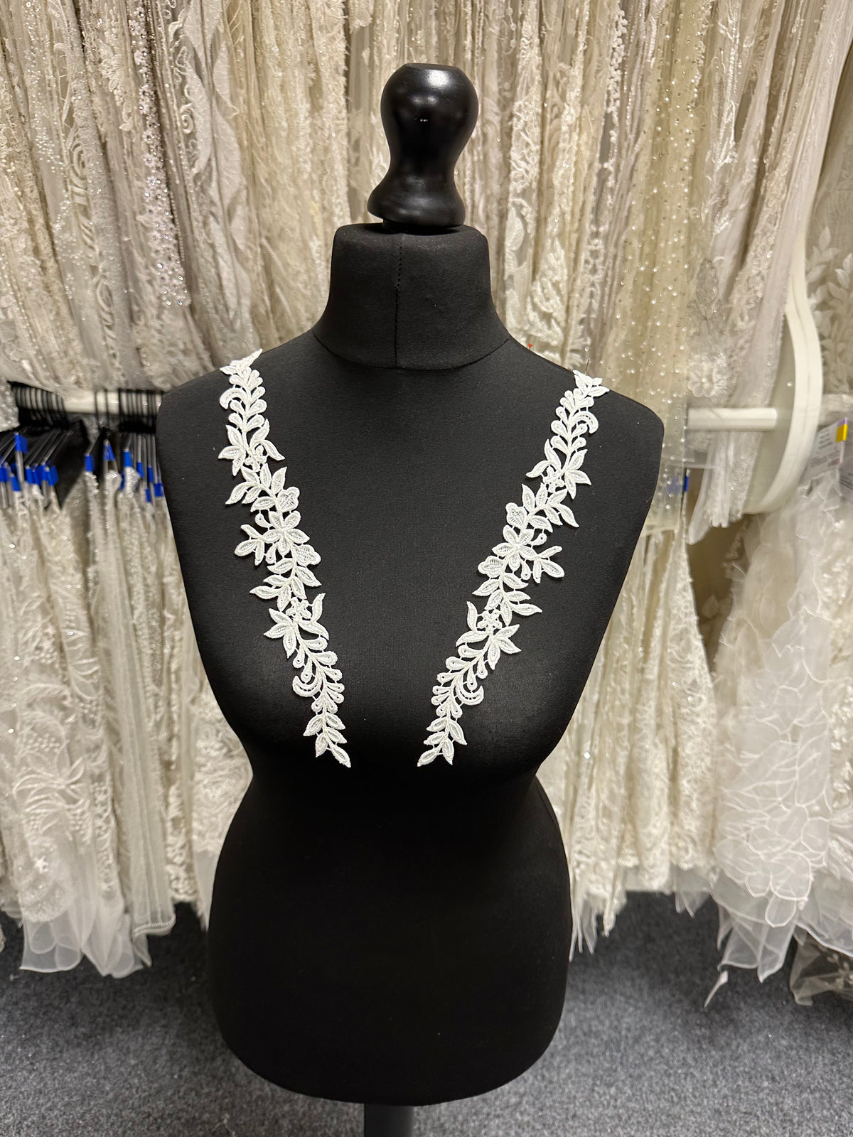 Elfenbeinfarbene Guipure-Spitzenapplikationen – T696