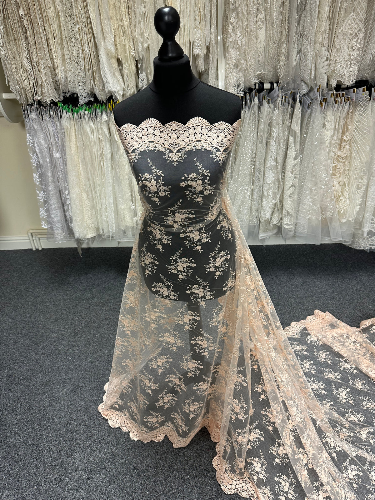 Helllachsfarbene bestickte Spitze - Kirsty