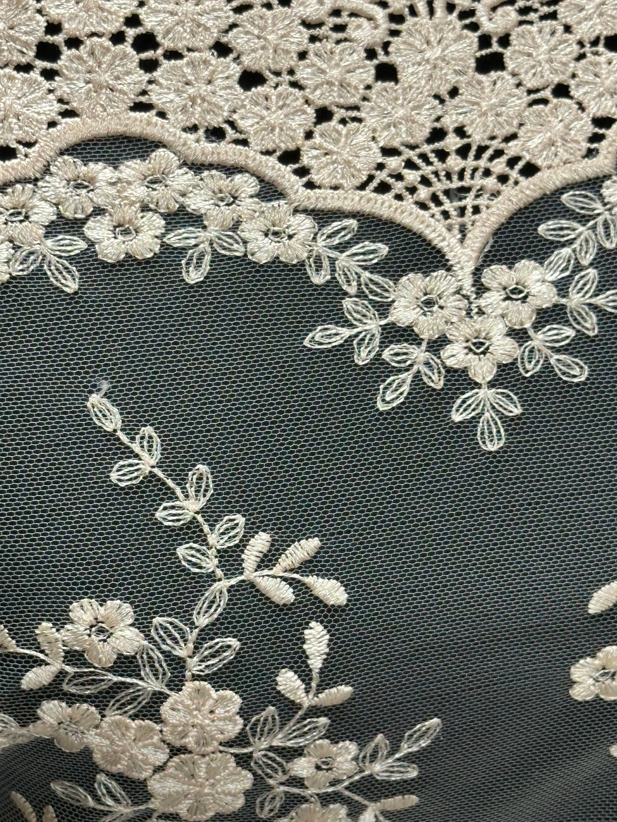 Helllachsfarbene bestickte Spitze - Kirsty