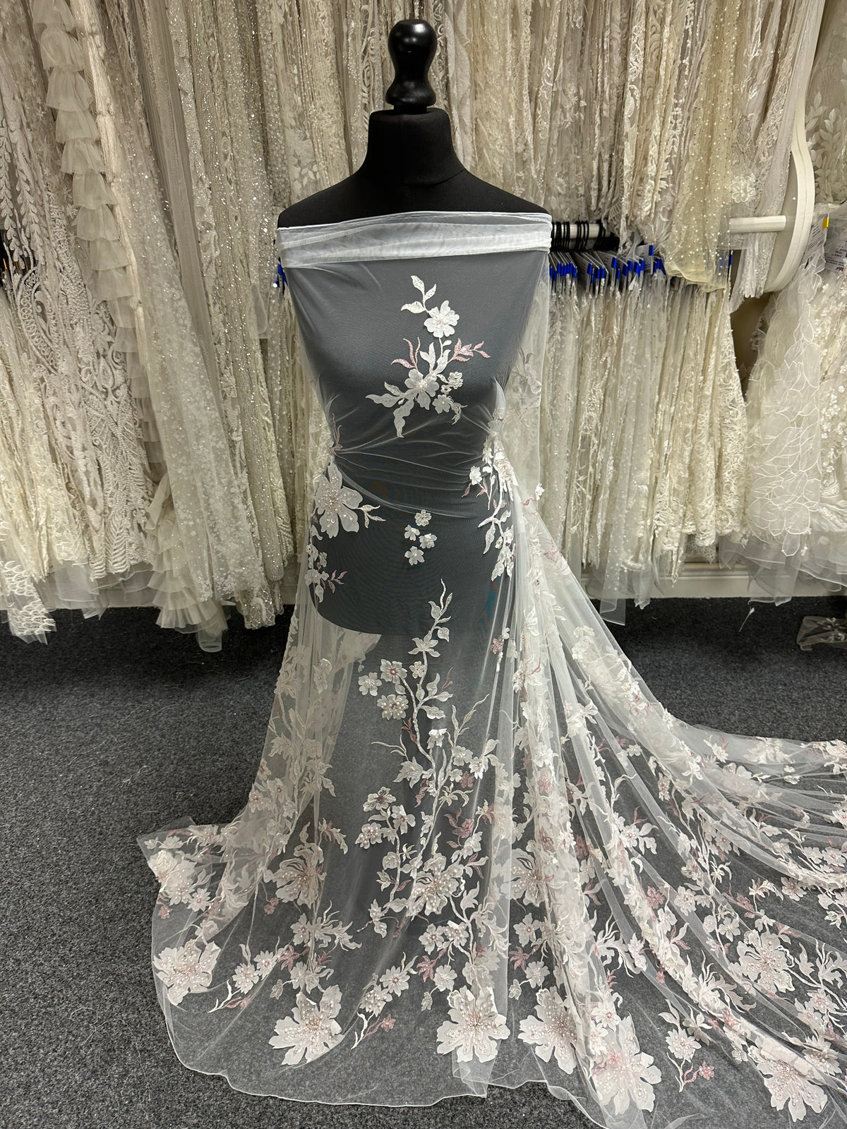 Bestickte Spitze in Rosa und Elfenbein - EB1015