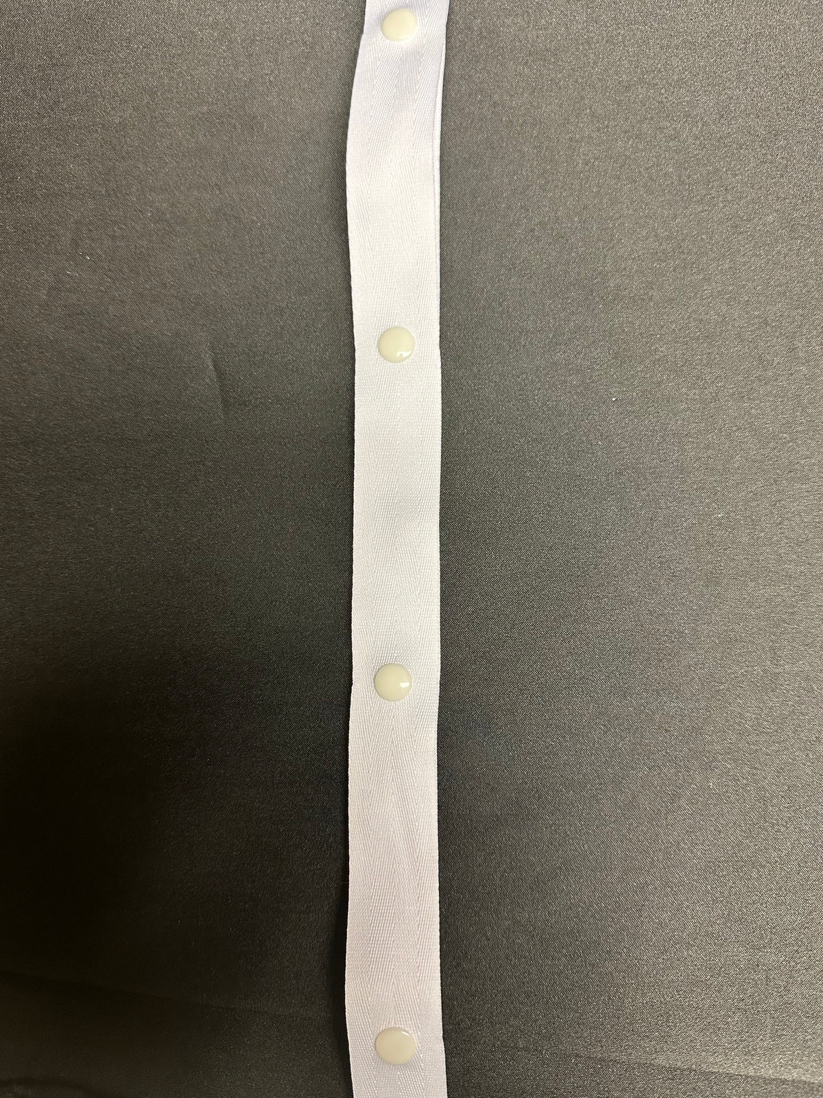 Weißes 100-mm-Druckknopfband - A83