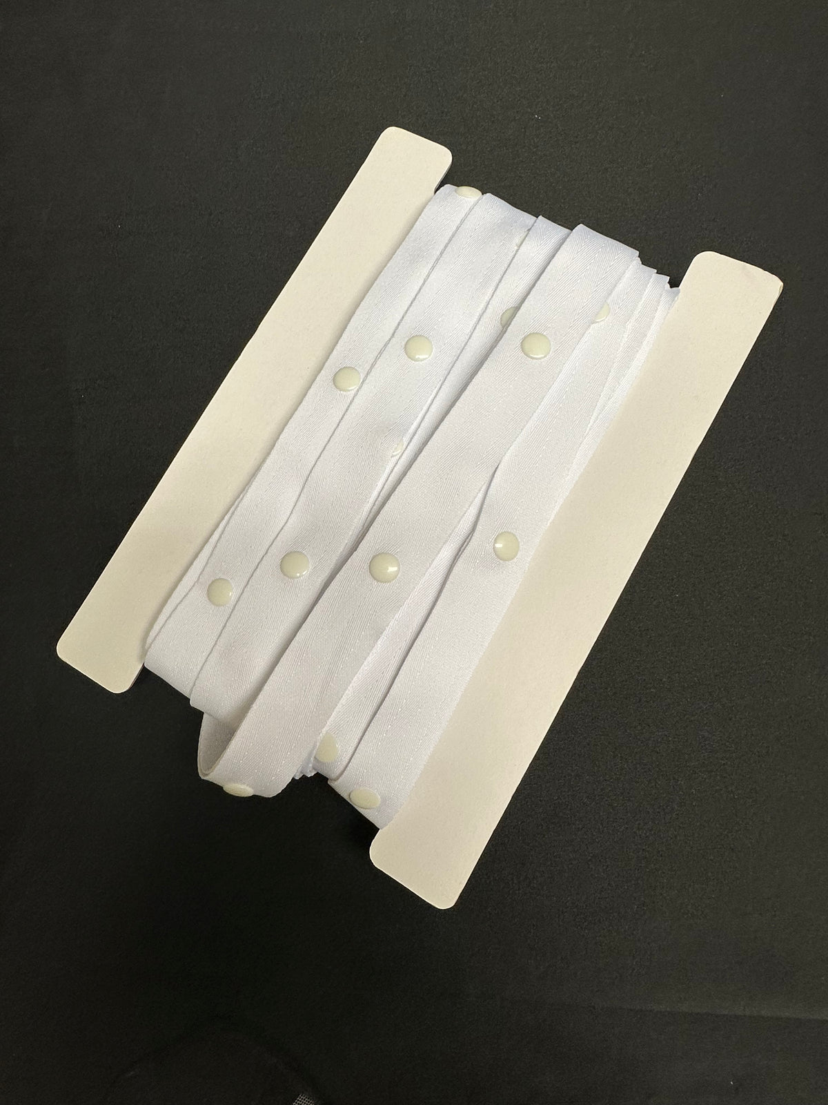 Weißes 100-mm-Druckknopfband - A83