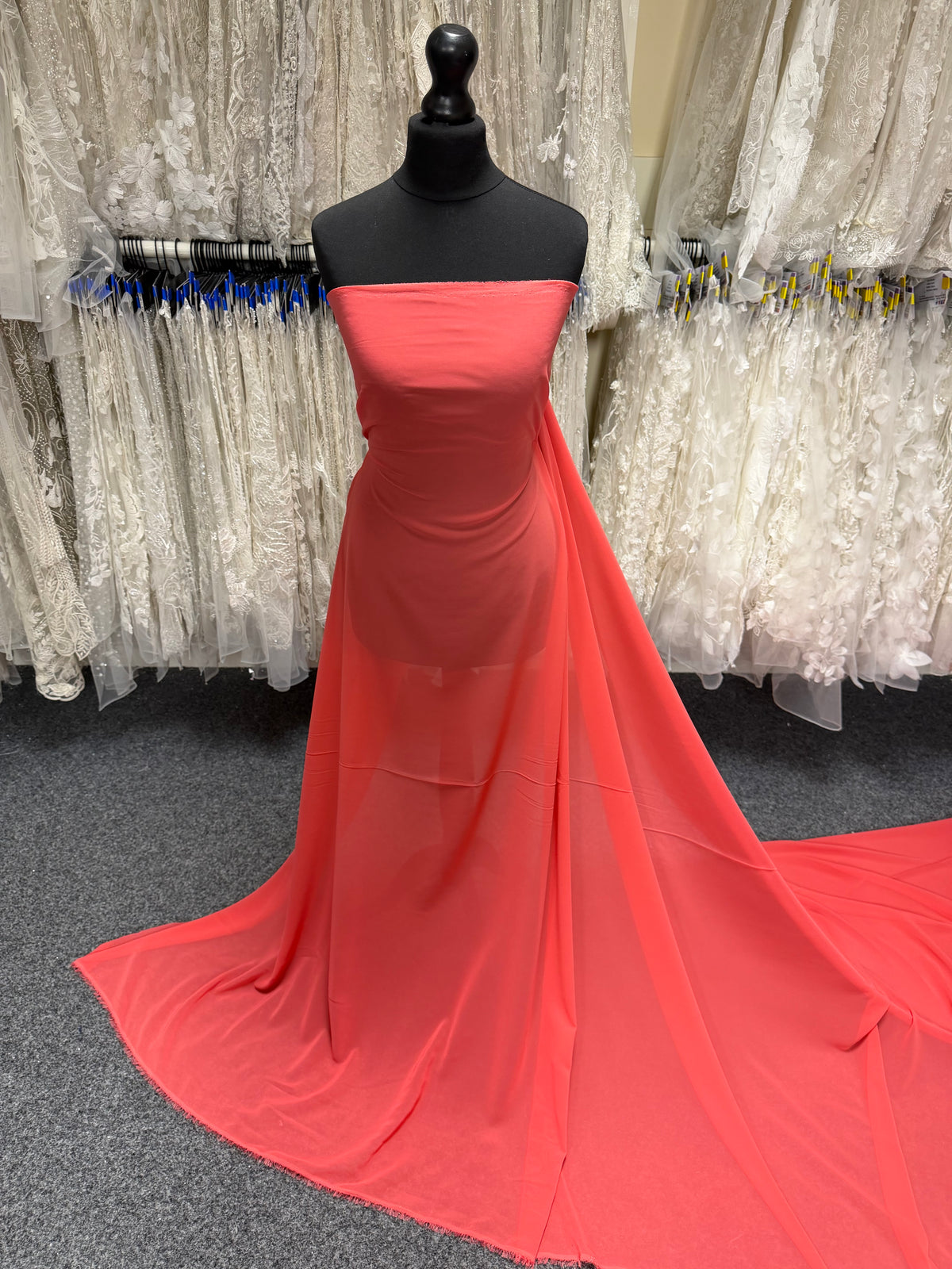 Korallenfarbener Polyester-Chiffon – Benevolence