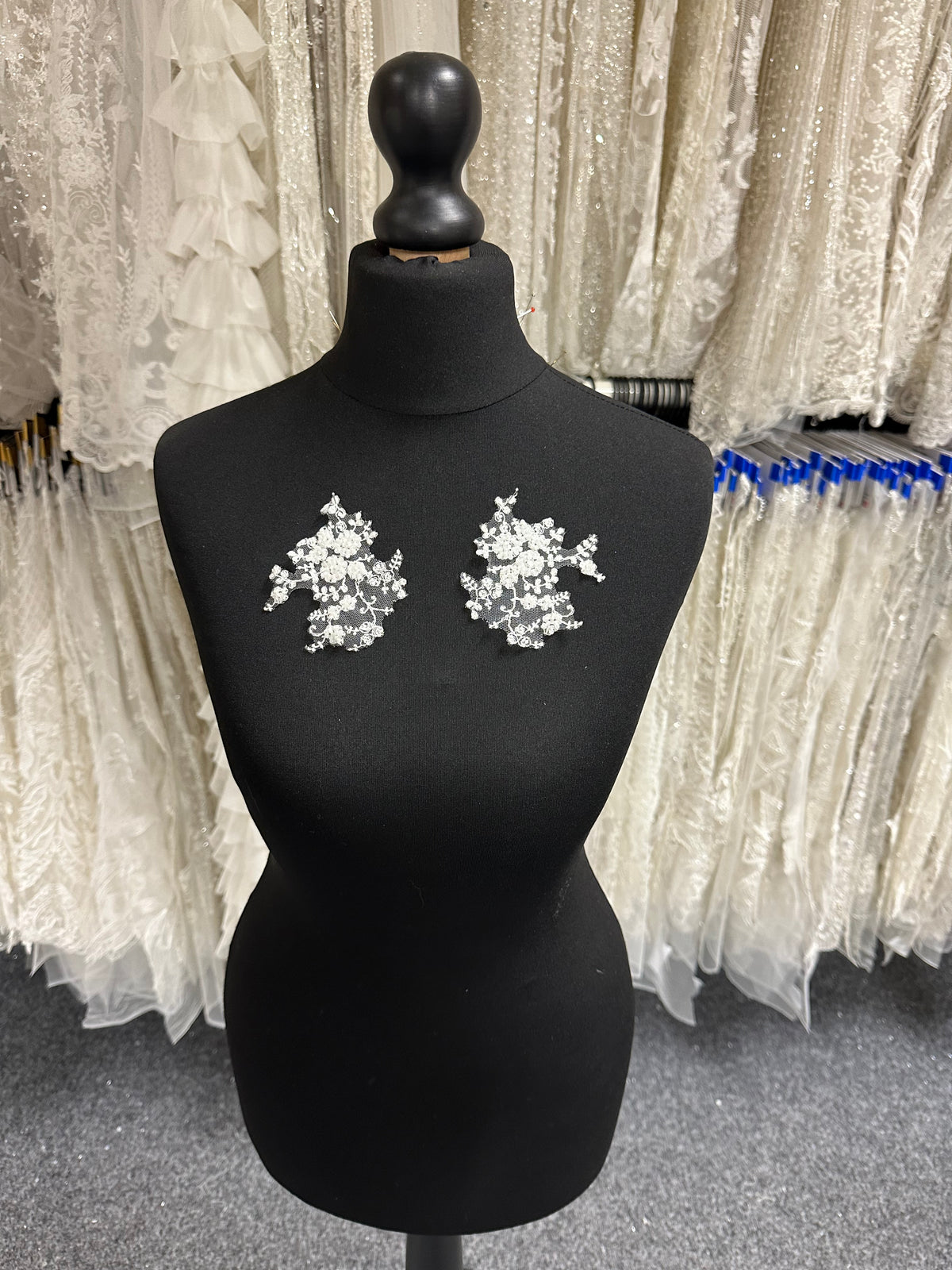 Elfenbeinfarbene florale Spitzenapplikationen – T24