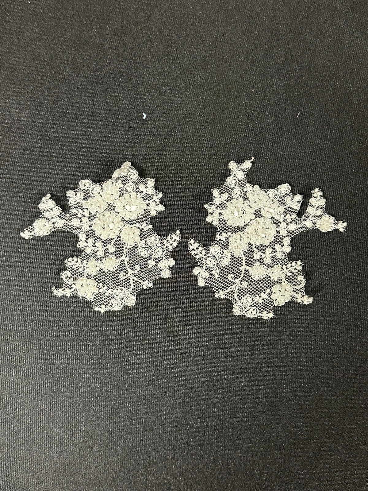 Elfenbeinfarbene florale Spitzenapplikationen – T24