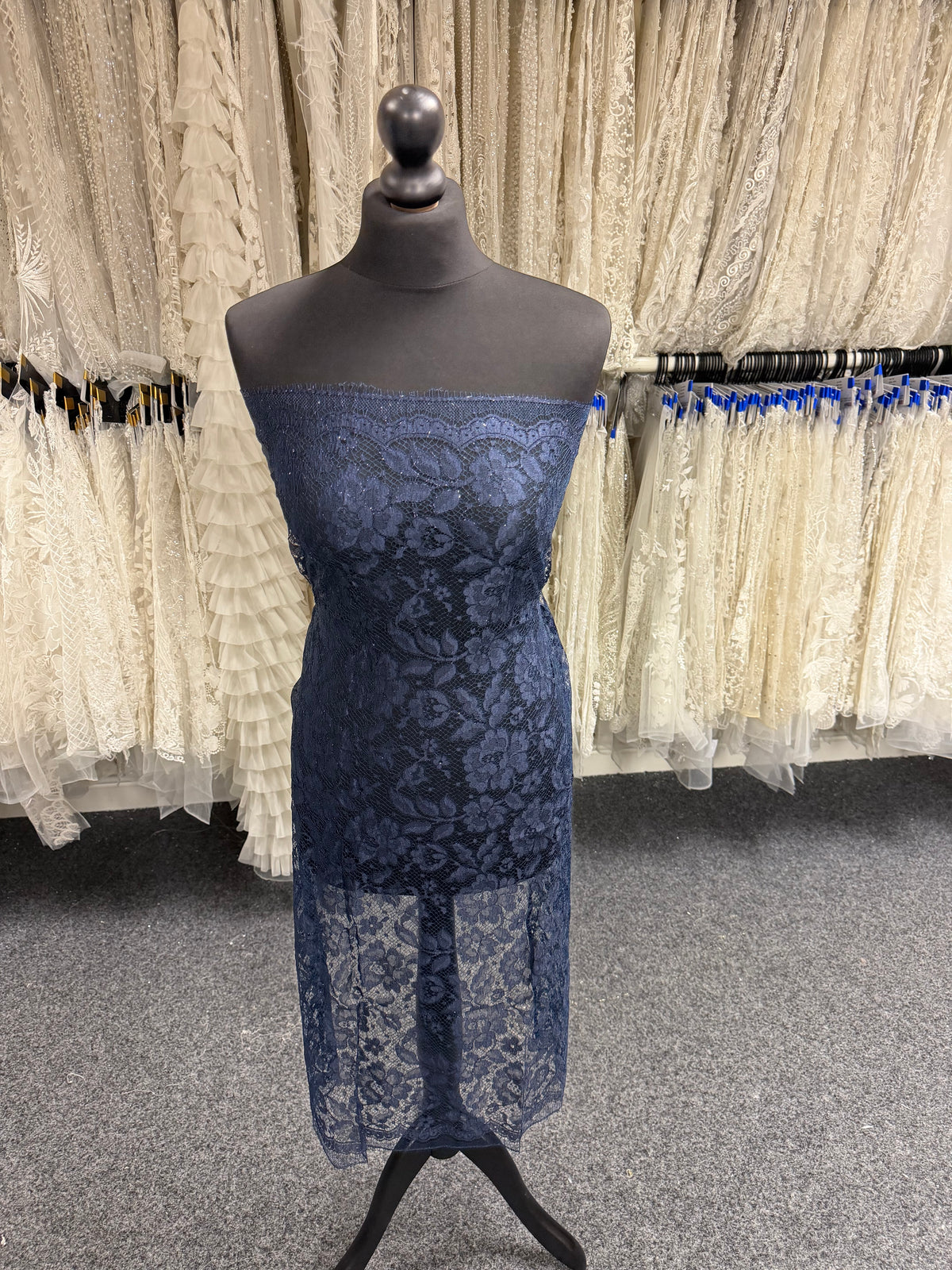 Marineblau Chantilly-Spitze - P178
