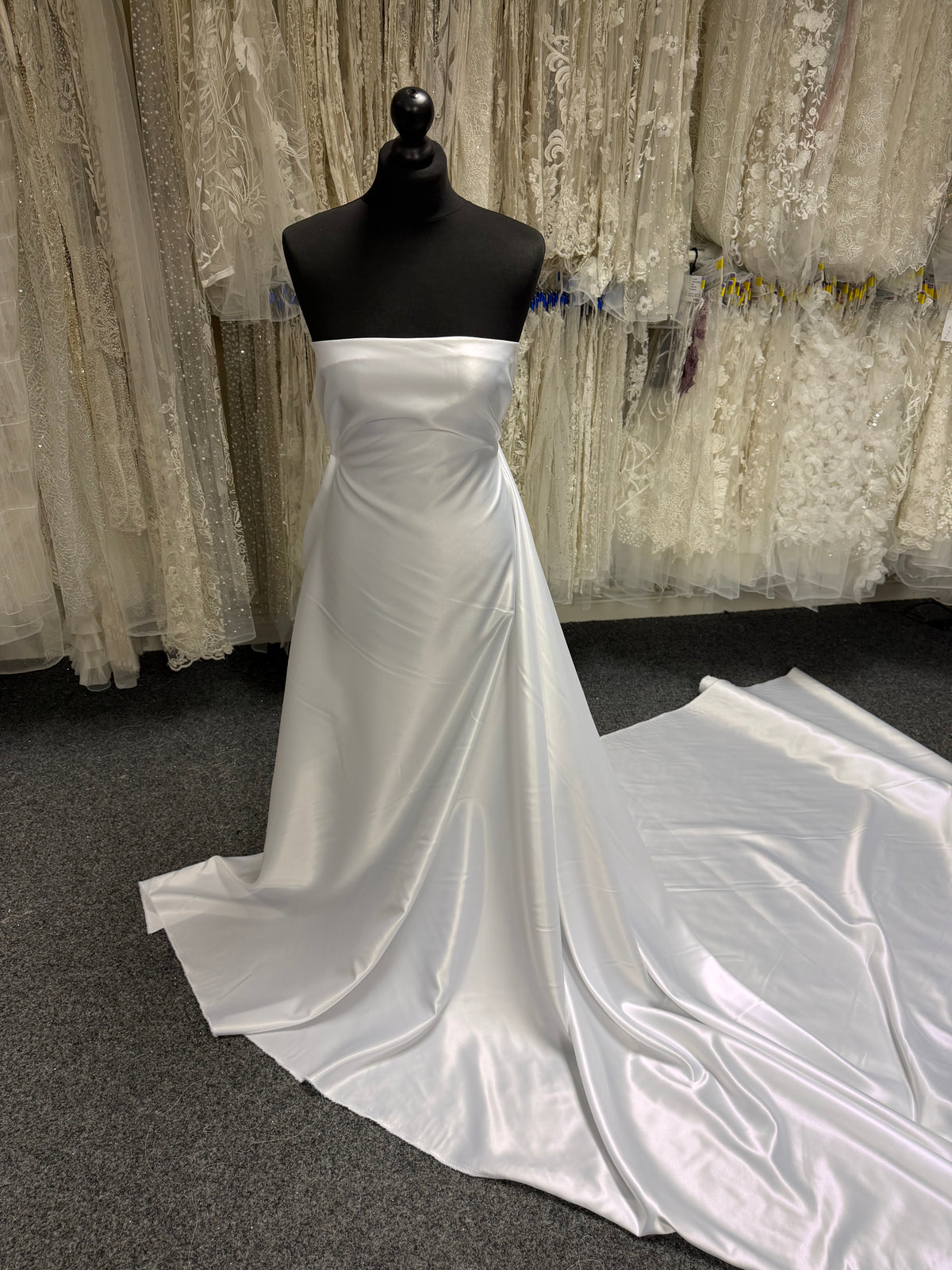 Weißer, leichter Duchess-Satin aus Polyester - P44