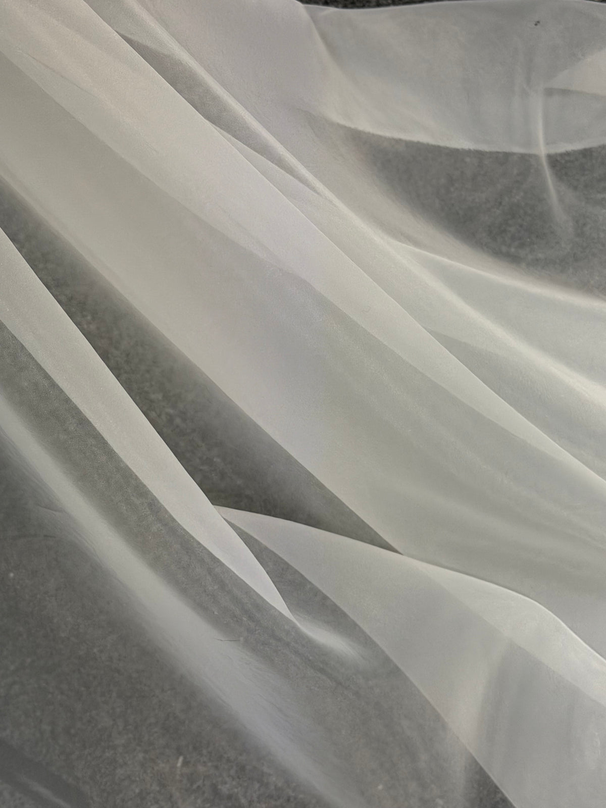 Hellelfenbeinfarbener Poly-Organza - P150
