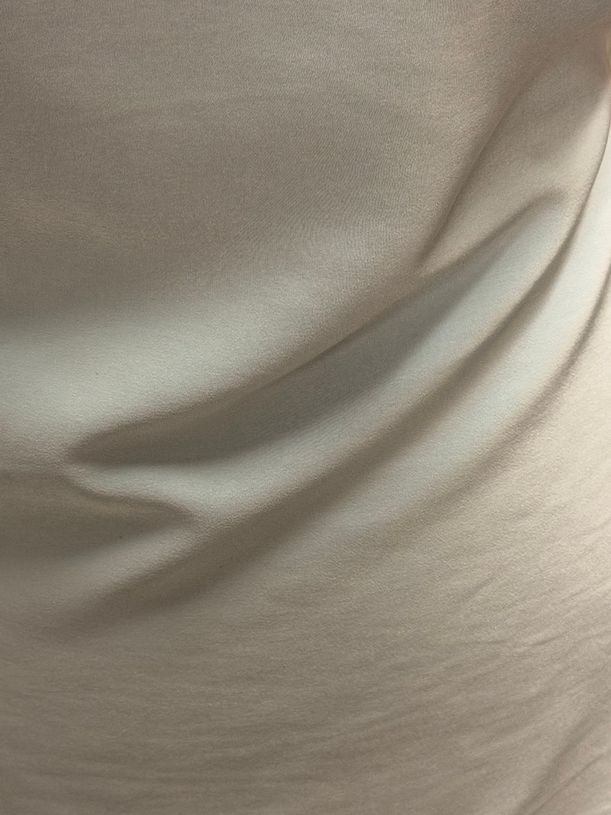 Leichter, enteneiblauer Polyestersatin – Kontrast