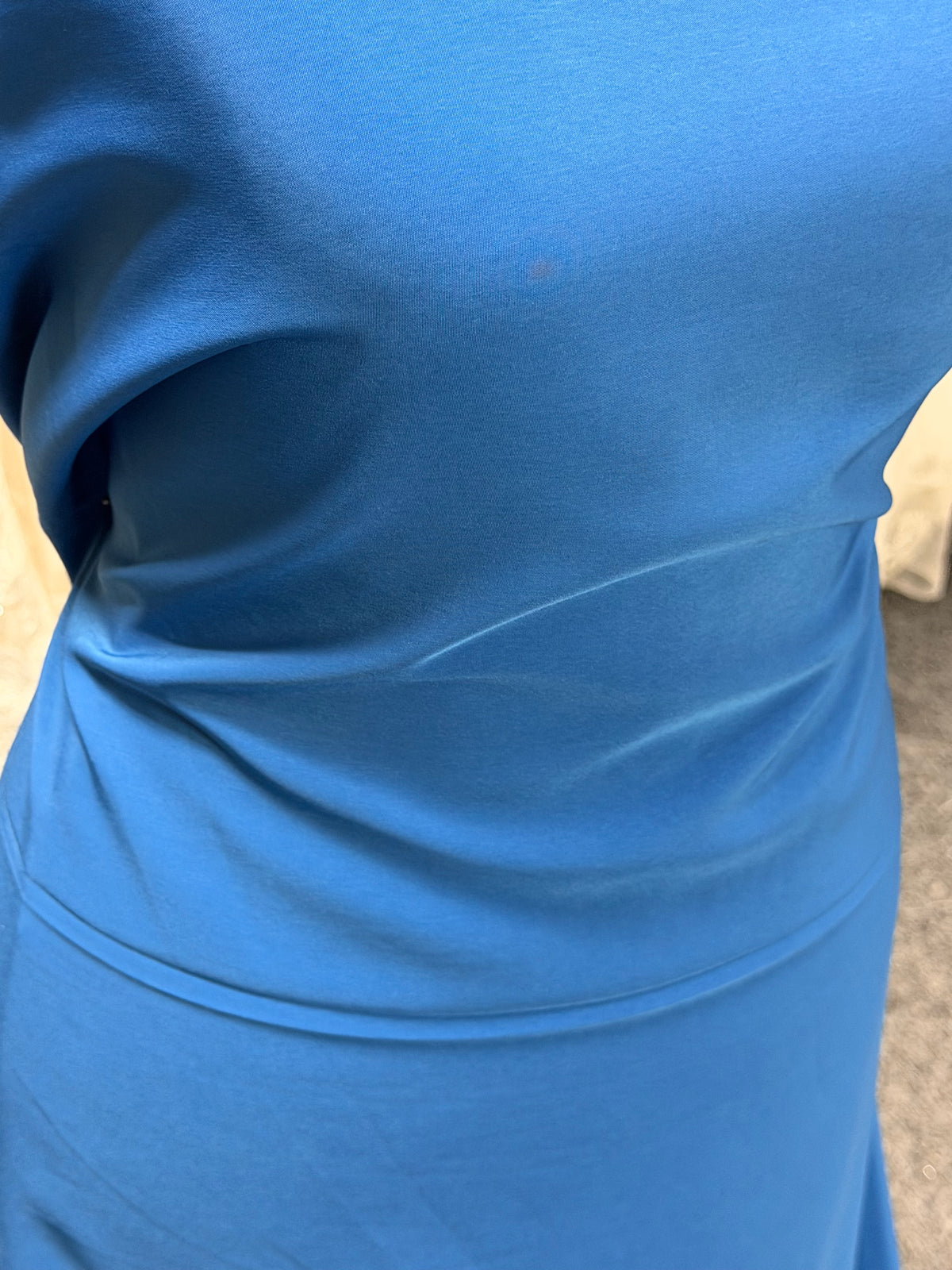 Leichter petrolblauer Polyestersatin – Kontrast
