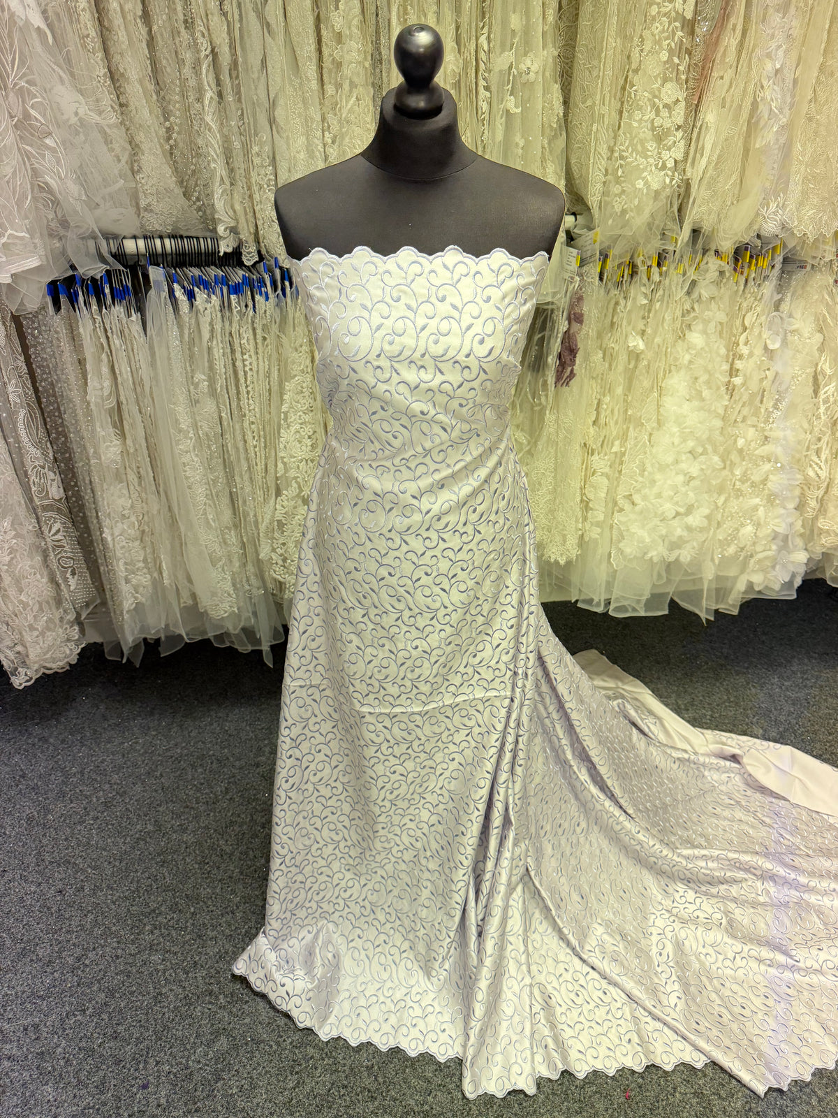 Blasslila/Lila bestickter Duchess-Satin - P476